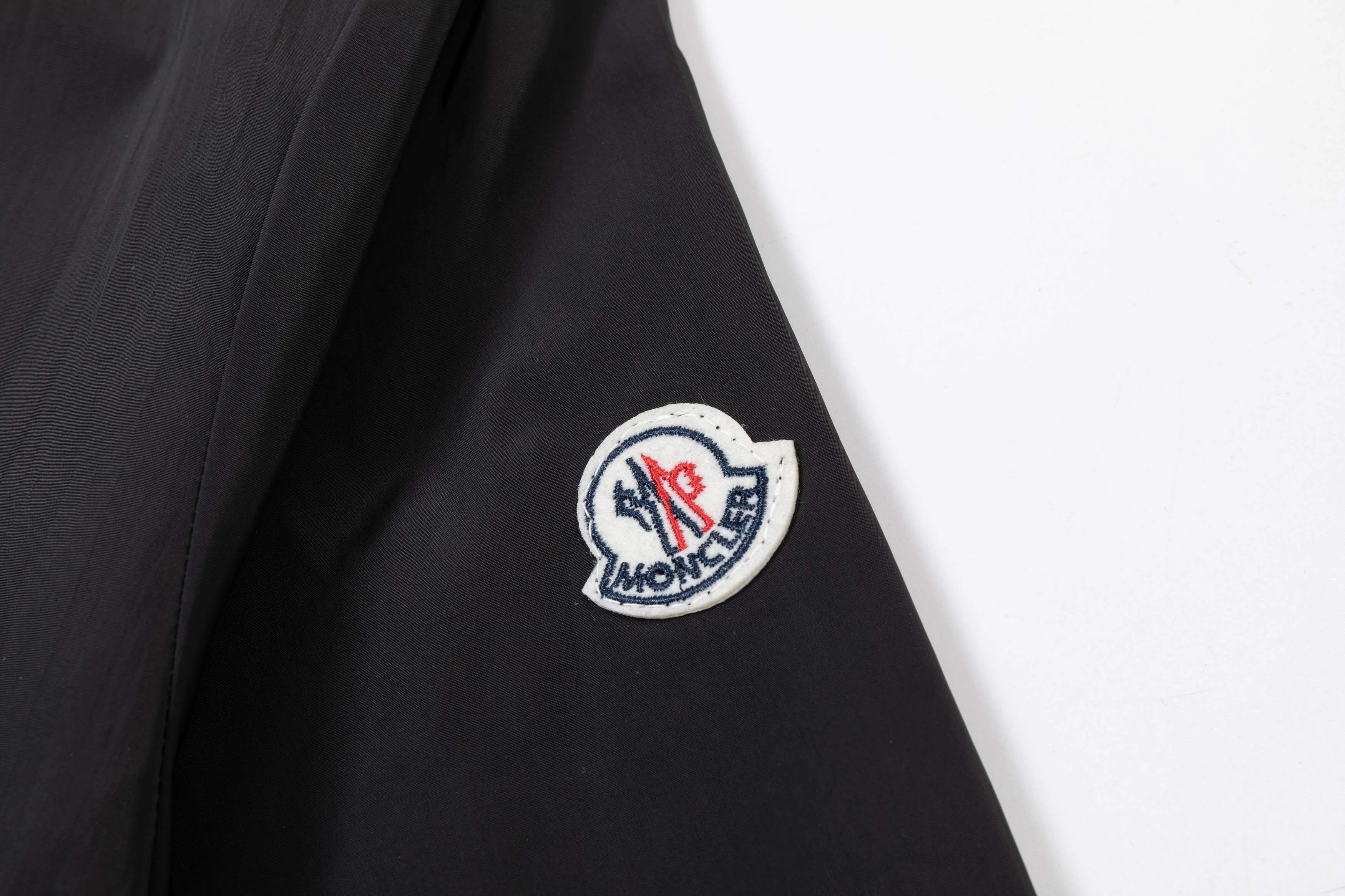 P340 MONCLER 2025 new autumn and winter windbreaker jacket, synchronized with the official website. Stylish style, rigorous workmanship, neat wiring, good upper body effect, original custom-made hardware zipper, code number: M-3XL, color: picture color