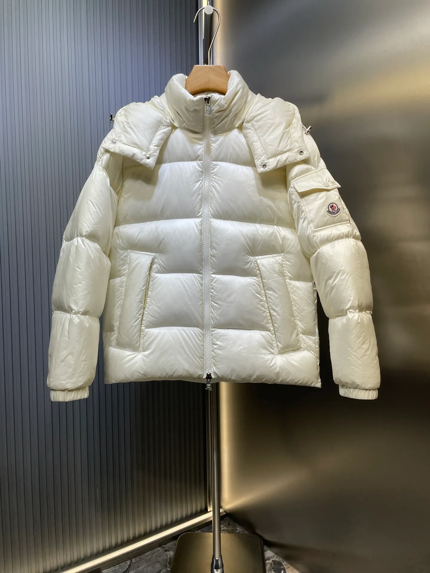 P1120 moncler 🌟 Down jacket Montbeliard down is made of iconic lon laqué fabric, showing a gorgeous luster effect. Equipped with a removable hood, it can easily adapt to changing weather. The sleeve pockets inspired by Moner Maya are embellished to highlight the essence of the brand. High quality version of ribbon Maya with NFC chip shipped with dust bag color: black size: 12345