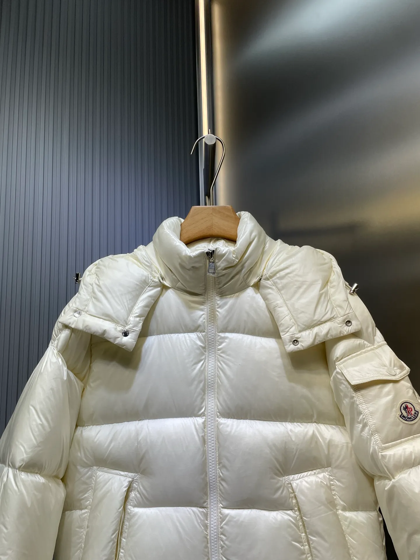P1120 moncler 🌟 Down jacket Montbeliard down is made of iconic lon laqué fabric, showing a gorgeous luster effect. Equipped with a removable hood, it can easily adapt to changing weather. The sleeve pockets inspired by Moner Maya are embellished to highlight the essence of the brand. High quality version of ribbon Maya with NFC chip shipped with dust bag color: black size: 12345