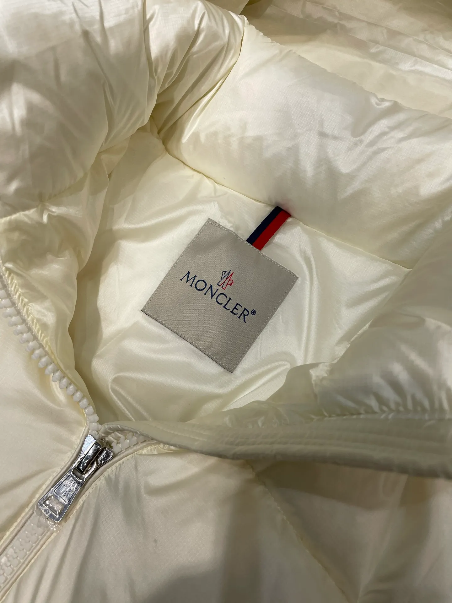 P1120 moncler 🌟 Down jacket Montbeliard down is made of iconic lon laqué fabric, showing a gorgeous luster effect. Equipped with a removable hood, it can easily adapt to changing weather. The sleeve pockets inspired by Moner Maya are embellished to highlight the essence of the brand. High quality version of ribbon Maya with NFC chip shipped with dust bag color: black size: 12345