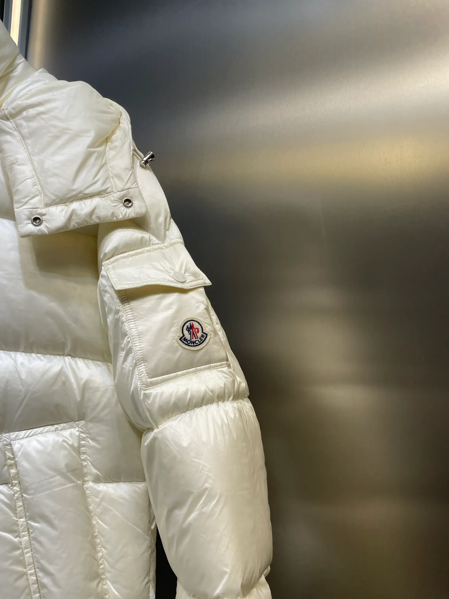 P1120 moncler 🌟 Down jacket Montbeliard down is made of iconic lon laqué fabric, showing a gorgeous luster effect. Equipped with a removable hood, it can easily adapt to changing weather. The sleeve pockets inspired by Moner Maya are embellished to highlight the essence of the brand. High quality version of ribbon Maya with NFC chip shipped with dust bag color: black size: 12345