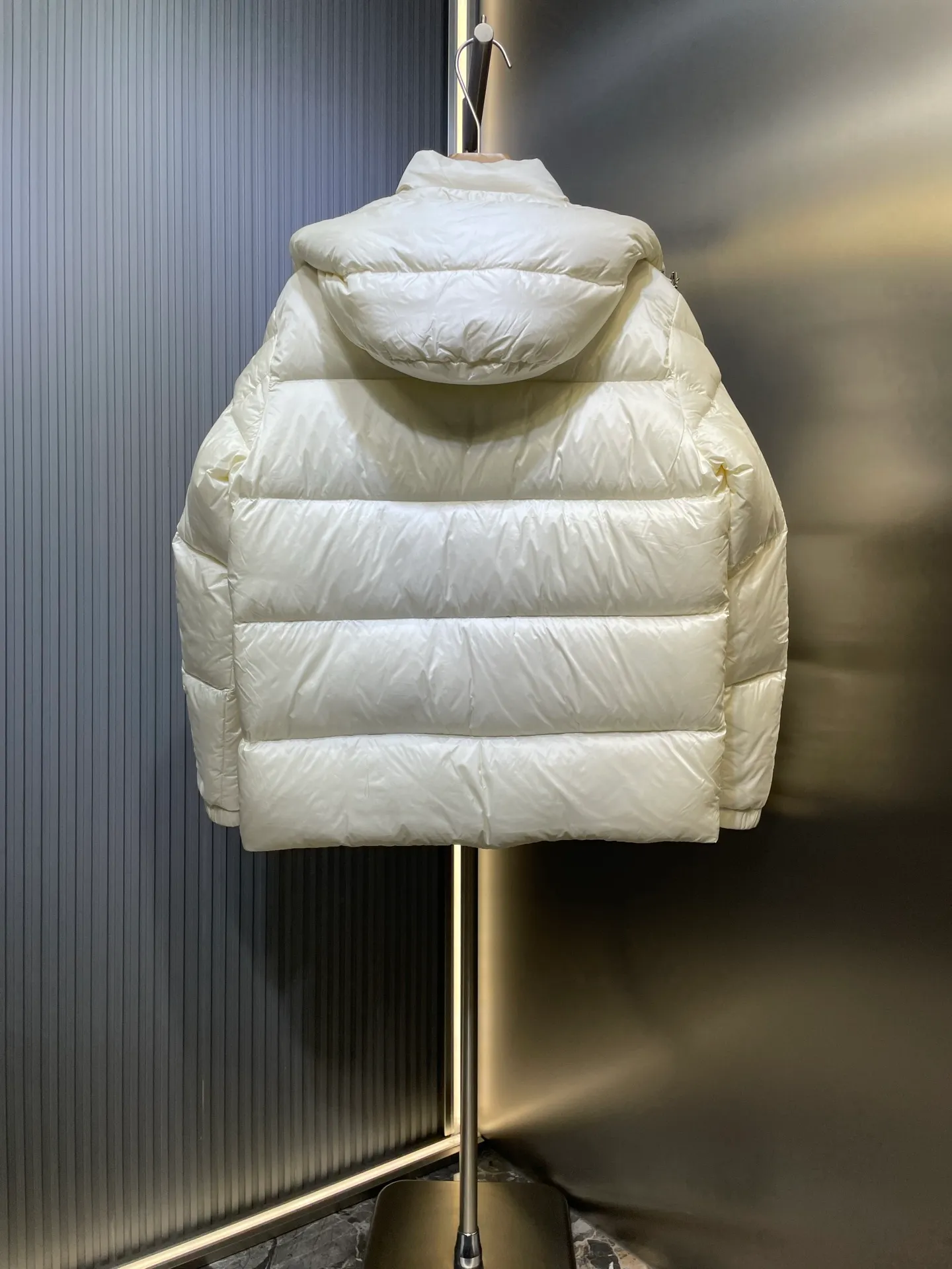 P1120 moncler 🌟 Down jacket Montbeliard down is made of iconic lon laqué fabric, showing a gorgeous luster effect. Equipped with a removable hood, it can easily adapt to changing weather. The sleeve pockets inspired by Moner Maya are embellished to highlight the essence of the brand. High quality version of ribbon Maya with NFC chip shipped with dust bag color: black size: 12345
