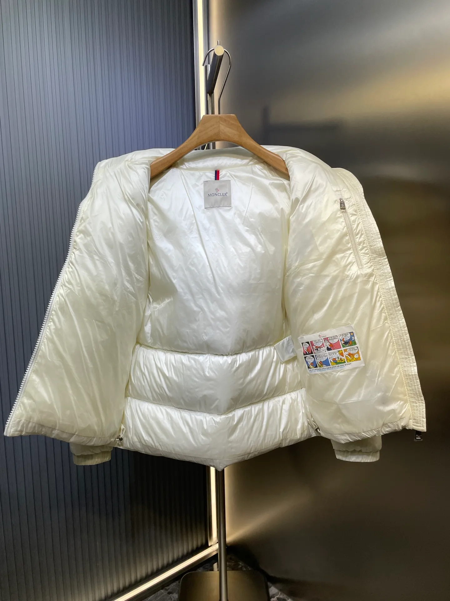 P1120 moncler 🌟 Down jacket Montbeliard down is made of iconic lon laqué fabric, showing a gorgeous luster effect. Equipped with a removable hood, it can easily adapt to changing weather. The sleeve pockets inspired by Moner Maya are embellished to highlight the essence of the brand. High quality version of ribbon Maya with NFC chip shipped with dust bag color: black size: 12345