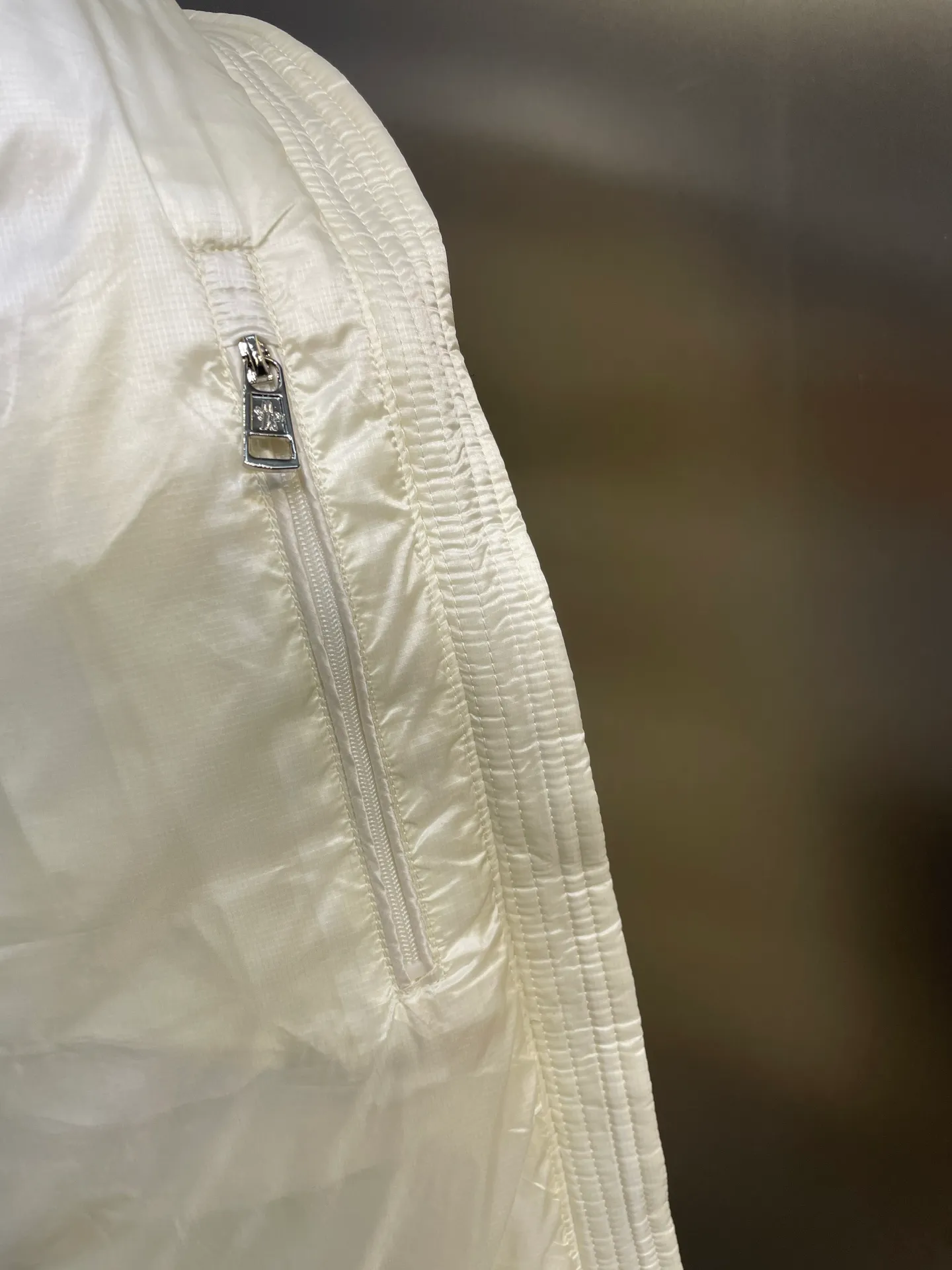 P1120 moncler 🌟 Down jacket Montbeliard down is made of iconic lon laqué fabric, showing a gorgeous luster effect. Equipped with a removable hood, it can easily adapt to changing weather. The sleeve pockets inspired by Moner Maya are embellished to highlight the essence of the brand. High quality version of ribbon Maya with NFC chip shipped with dust bag color: black size: 12345