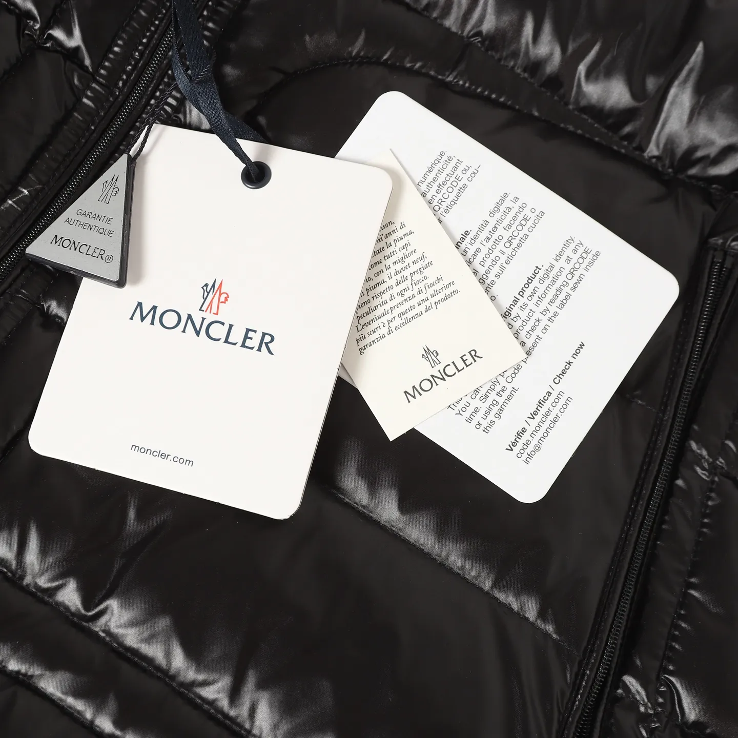 P700 Moncler/Meng Mouth Acorus Stand Collar Men's Classic Light Down Jacket Moncer/Meng Mouth # Acorus Stand Collar Men's Classic Light Down Jacket ➖ National standard 98 pure white duck down, 100% of the highest quality on the market, never misleading like goose down! ➖ 15D nylon fabric/lining is of the highest standard, never velvet! ➖ The original Velcro is durable, and the accessories and hardware are all custom-made from the original factory, 100% restoring the replica quality! ➖ Mengkou has been focusing on production for 10 years. The perfect combination of every link ensures the smoothness of each piece of clothing. It is the Rolls-Royce of down jackets!  ⛔No need for too much copywriting, focus and professionalism! Color: black/grey Size: 1/2/3/4/5