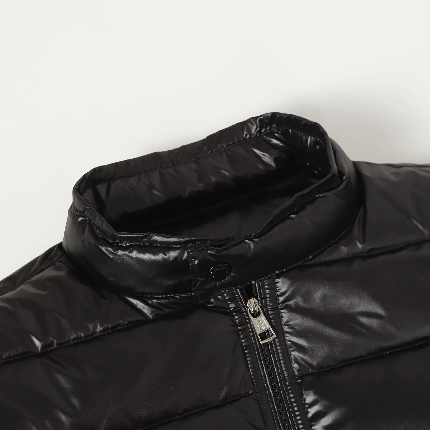 P700 Moncler/Meng Mouth Acorus Stand Collar Men's Classic Light Down Jacket Moncer/Meng Mouth # Acorus Stand Collar Men's Classic Light Down Jacket ➖ National standard 98 pure white duck down, 100% of the highest quality on the market, never misleading like goose down! ➖ 15D nylon fabric/lining is of the highest standard, never velvet! ➖ The original Velcro is durable, and the accessories and hardware are all custom-made from the original factory, 100% restoring the replica quality! ➖ Mengkou has been focusing on production for 10 years. The perfect combination of every link ensures the smoothness of each piece of clothing. It is the Rolls-Royce of down jackets!  ⛔No need for too much copywriting, focus and professionalism! Color: black/grey Size: 1/2/3/4/5
