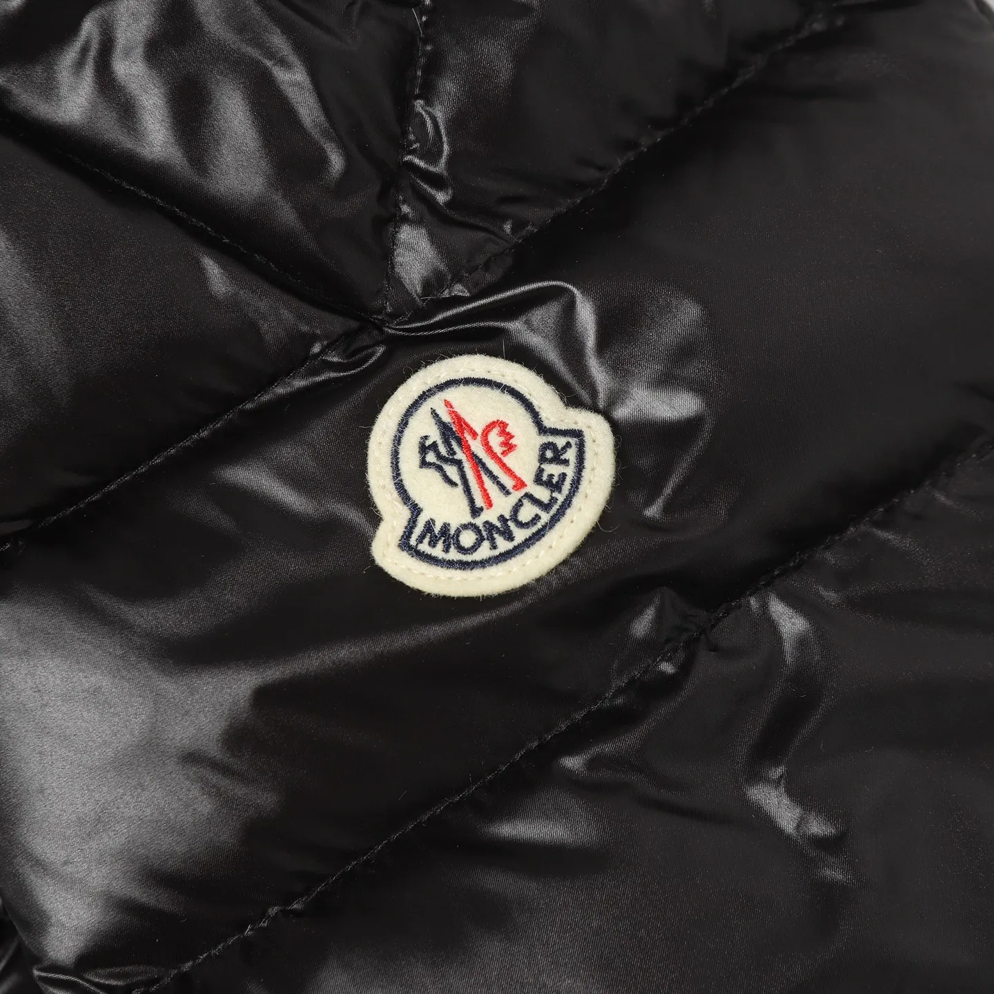P700 Moncler/Meng Mouth Acorus Stand Collar Men's Classic Light Down Jacket Moncer/Meng Mouth # Acorus Stand Collar Men's Classic Light Down Jacket ➖ National standard 98 pure white duck down, 100% of the highest quality on the market, never misleading like goose down! ➖ 15D nylon fabric/lining is of the highest standard, never velvet! ➖ The original Velcro is durable, and the accessories and hardware are all custom-made from the original factory, 100% restoring the replica quality! ➖ Mengkou has been focusing on production for 10 years. The perfect combination of every link ensures the smoothness of each piece of clothing. It is the Rolls-Royce of down jackets!  ⛔No need for too much copywriting, focus and professionalism! Color: black/grey Size: 1/2/3/4/5