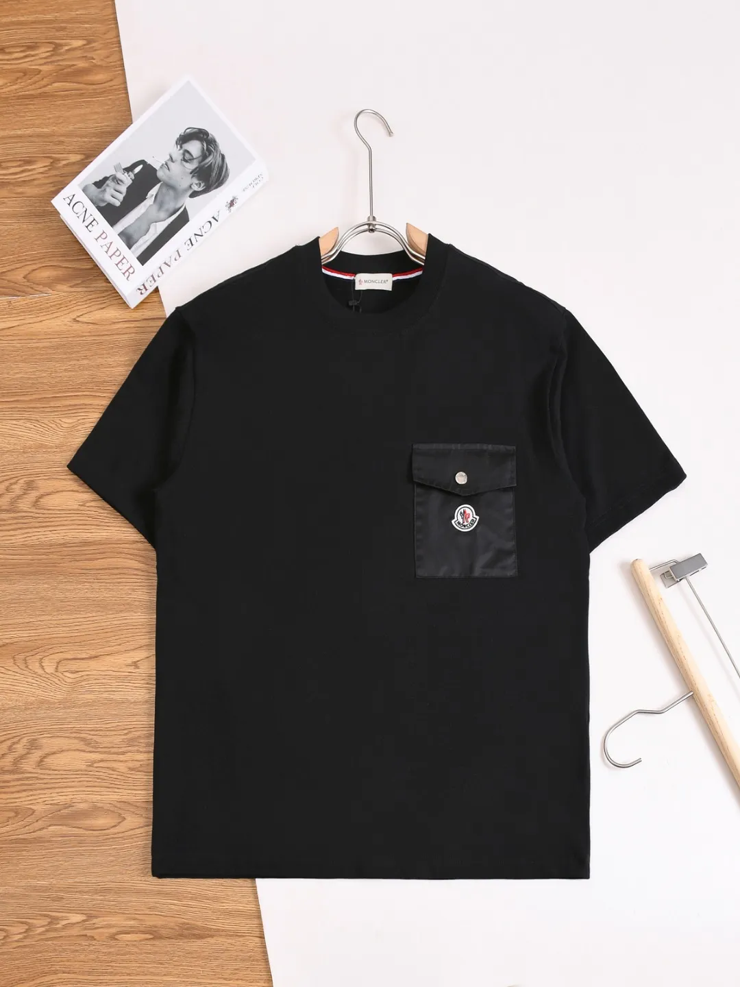 P170 Moncler Moncler high version slightly wide version S-XL moncler 26SS new products are on sale simultaneously on the official website The top and most classic chest pocket armband embroidery🪡logo round neck short sleeves, exquisite craftsmanship counter fabrics, top-notch elements, classic short sleeves complete with 3 labels, fashionable for men, unparalleled in terms of upper body comfort and existence, it can be said to be a must-have summer companion, excellent breathability and comfortable wearing feeling are unparalleled ~ Recommended! ! Timeless pieces for every season. Classic style, with the classic Meng family logo on the chest and the English letters of the Meng family engraved on the buttons. The original version was developed 1:1, complete with three labels, business casual, high-end for outer wear and inner wear, same style for men and women, highly recommended! Color: Black White Size: S-XL Size chart: S: Shoulder width 50-Bust 56-Length 70 M: Shoulder width 52-Bust 57-Length 72 L: Shoulder width 54-Bust 59-Length 74 XL: Shoulder width 56-Bust 62-Length 76