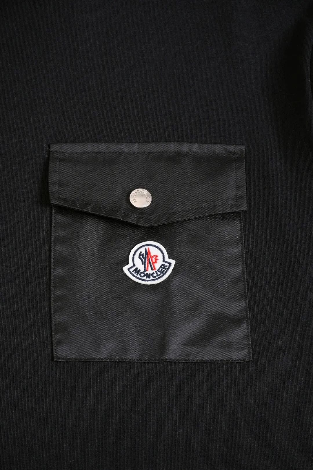 P170 Moncler Moncler high version slightly wide version S-XL moncler 26SS new products are on sale simultaneously on the official website The top and most classic chest pocket armband embroidery🪡logo round neck short sleeves, exquisite craftsmanship counter fabrics, top-notch elements, classic short sleeves complete with 3 labels, fashionable for men, unparalleled in terms of upper body comfort and existence, it can be said to be a must-have summer companion, excellent breathability and comfortable wearing feeling are unparalleled ~ Recommended! ! Timeless pieces for every season. Classic style, with the classic Meng family logo on the chest and the English letters of the Meng family engraved on the buttons. The original version was developed 1:1, complete with three labels, business casual, high-end for outer wear and inner wear, same style for men and women, highly recommended! Color: Black White Size: S-XL Size chart: S: Shoulder width 50-Bust 56-Length 70 M: Shoulder width 52-Bust 57-Length 72 L: Shoulder width 54-Bust 59-Length 74 XL: Shoulder width 56-Bust 62-Length 76
