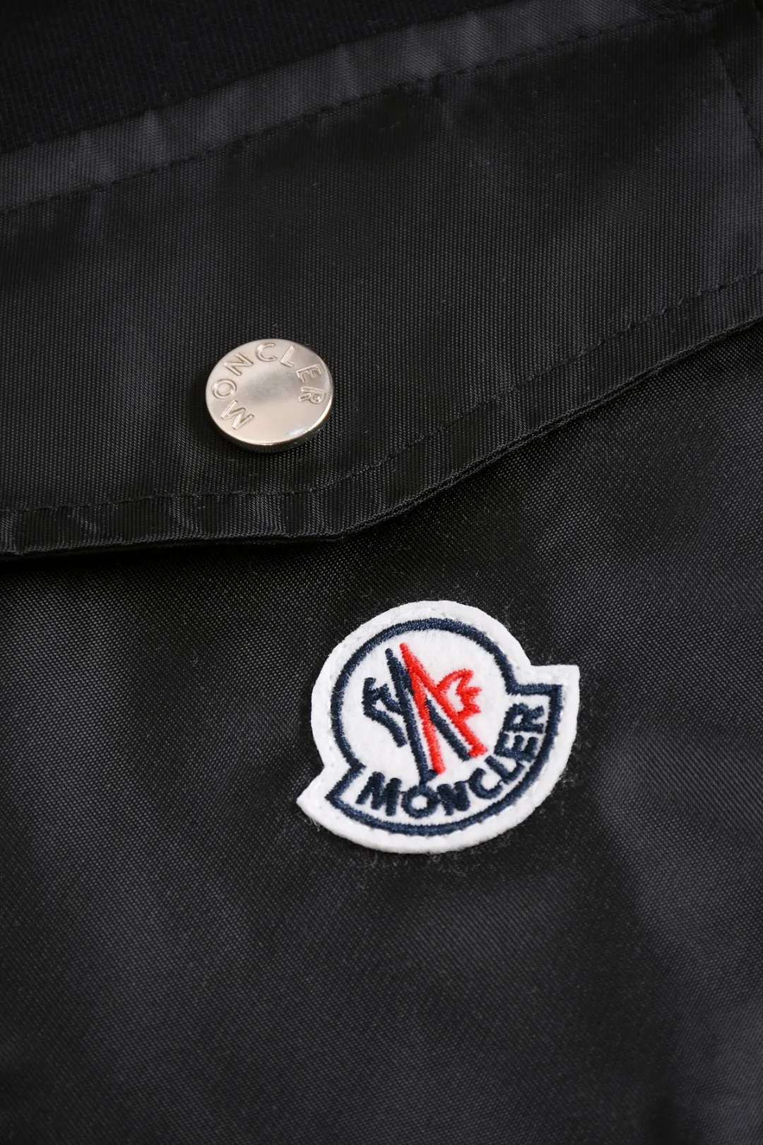 P170 Moncler Moncler high version slightly wide version S-XL moncler 26SS new products are on sale simultaneously on the official website The top and most classic chest pocket armband embroidery🪡logo round neck short sleeves, exquisite craftsmanship counter fabrics, top-notch elements, classic short sleeves complete with 3 labels, fashionable for men, unparalleled in terms of upper body comfort and existence, it can be said to be a must-have summer companion, excellent breathability and comfortable wearing feeling are unparalleled ~ Recommended! ! Timeless pieces for every season. Classic style, with the classic Meng family logo on the chest and the English letters of the Meng family engraved on the buttons. The original version was developed 1:1, complete with three labels, business casual, high-end for outer wear and inner wear, same style for men and women, highly recommended! Color: Black White Size: S-XL Size chart: S: Shoulder width 50-Bust 56-Length 70 M: Shoulder width 52-Bust 57-Length 72 L: Shoulder width 54-Bust 59-Length 74 XL: Shoulder width 56-Bust 62-Length 76