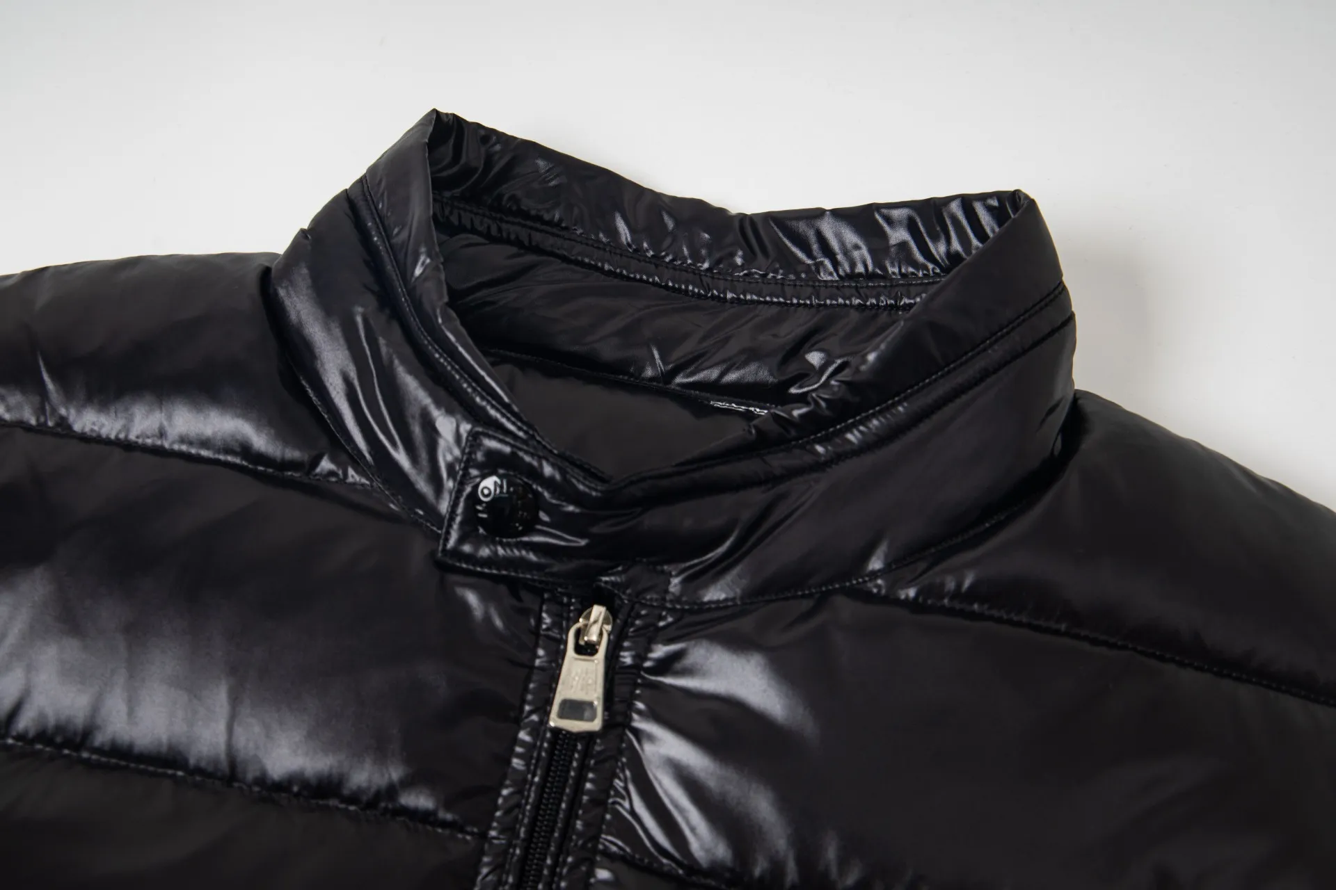 P590 model number: G114 Moncler's new stand-up collar vest down jacket top 1️⃣The fabric is made of advanced custom-made bright nylon and is completely the same as the original version. The fabric details and hardware are truly the same as the original version, and the details are impeccable! 2️⃣Super smooth two-way zipper, the zipper and color remain the same color. Detachable oversized windproof down hood, connected with five snap buttons of the same color. One circle is designed with an adjustable elastic drawstring, and there are oblique closed pockets on both sides. There are also pockets on the chest and sleeves inside! 3️⃣It is very youthful and energetic, and can be easily worn by both men and women. It is very in line with the fashion aesthetic concepts of today's young people! 4️⃣Full set of customized accessories, complete with three standards, same style for men and women, a must-have for couples. Color: black, white, size: 1.2.3.4.5.6