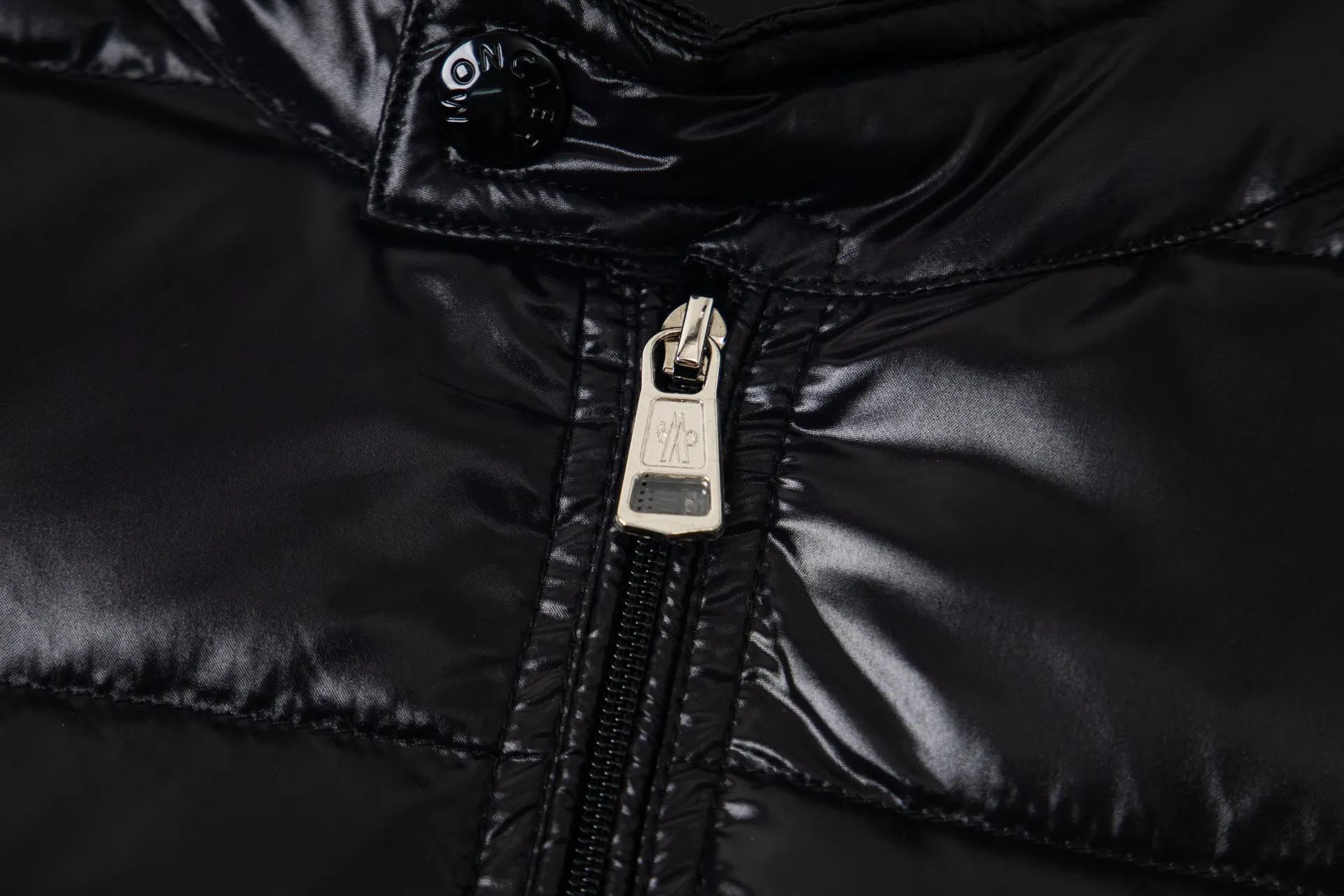 P590 model number: G114 Moncler's new stand-up collar vest down jacket top 1️⃣The fabric is made of advanced custom-made bright nylon and is completely the same as the original version. The fabric details and hardware are truly the same as the original version, and the details are impeccable! 2️⃣Super smooth two-way zipper, the zipper and color remain the same color. Detachable oversized windproof down hood, connected with five snap buttons of the same color. One circle is designed with an adjustable elastic drawstring, and there are oblique closed pockets on both sides. There are also pockets on the chest and sleeves inside! 3️⃣It is very youthful and energetic, and can be easily worn by both men and women. It is very in line with the fashion aesthetic concepts of today's young people! 4️⃣Full set of customized accessories, complete with three standards, same style for men and women, a must-have for couples. Color: black, white, size: 1.2.3.4.5.6