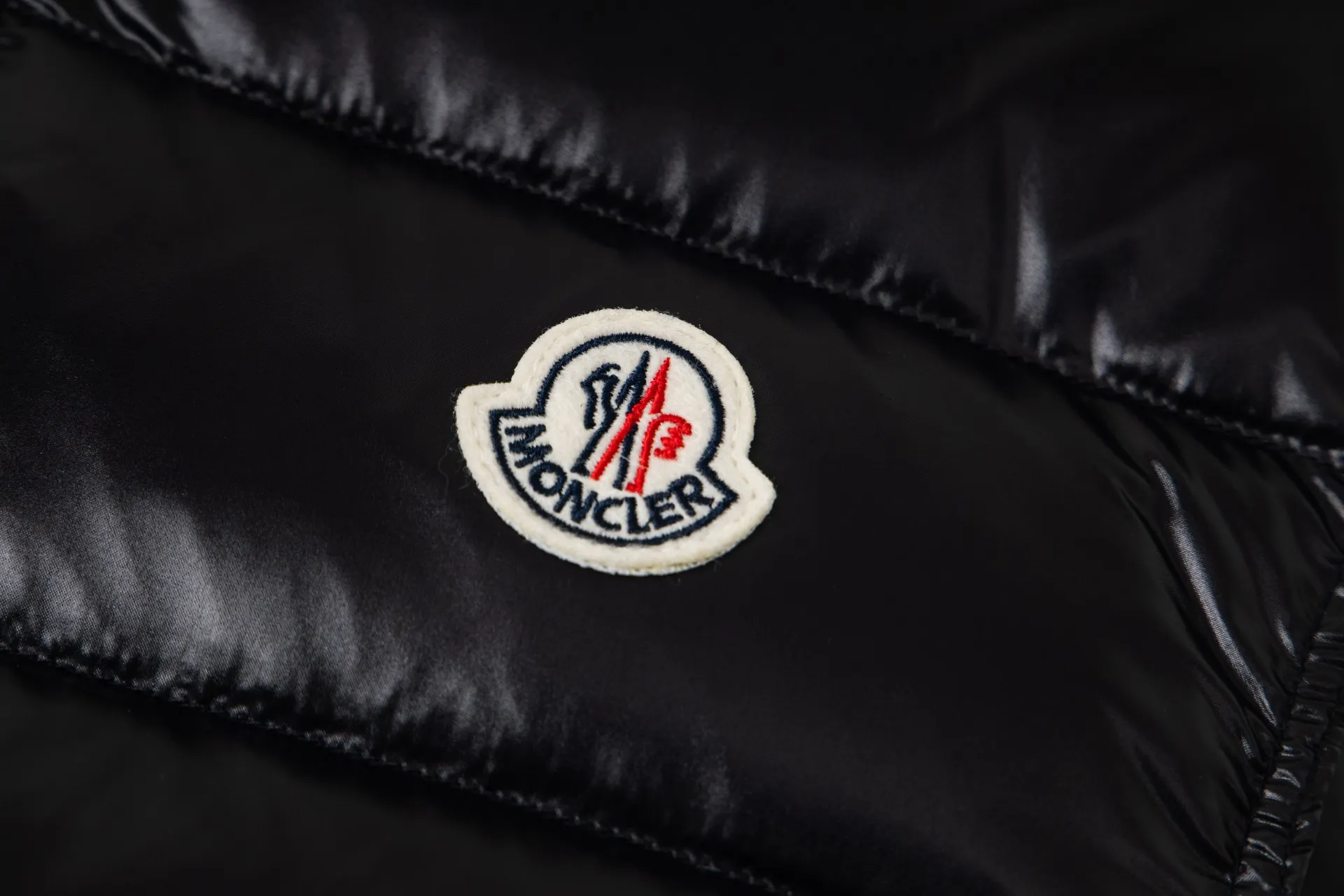 P590 model number: G114 Moncler's new stand-up collar vest down jacket top 1️⃣The fabric is made of advanced custom-made bright nylon and is completely the same as the original version. The fabric details and hardware are truly the same as the original version, and the details are impeccable! 2️⃣Super smooth two-way zipper, the zipper and color remain the same color. Detachable oversized windproof down hood, connected with five snap buttons of the same color. One circle is designed with an adjustable elastic drawstring, and there are oblique closed pockets on both sides. There are also pockets on the chest and sleeves inside! 3️⃣It is very youthful and energetic, and can be easily worn by both men and women. It is very in line with the fashion aesthetic concepts of today's young people! 4️⃣Full set of customized accessories, complete with three standards, same style for men and women, a must-have for couples. Color: black, white, size: 1.2.3.4.5.6