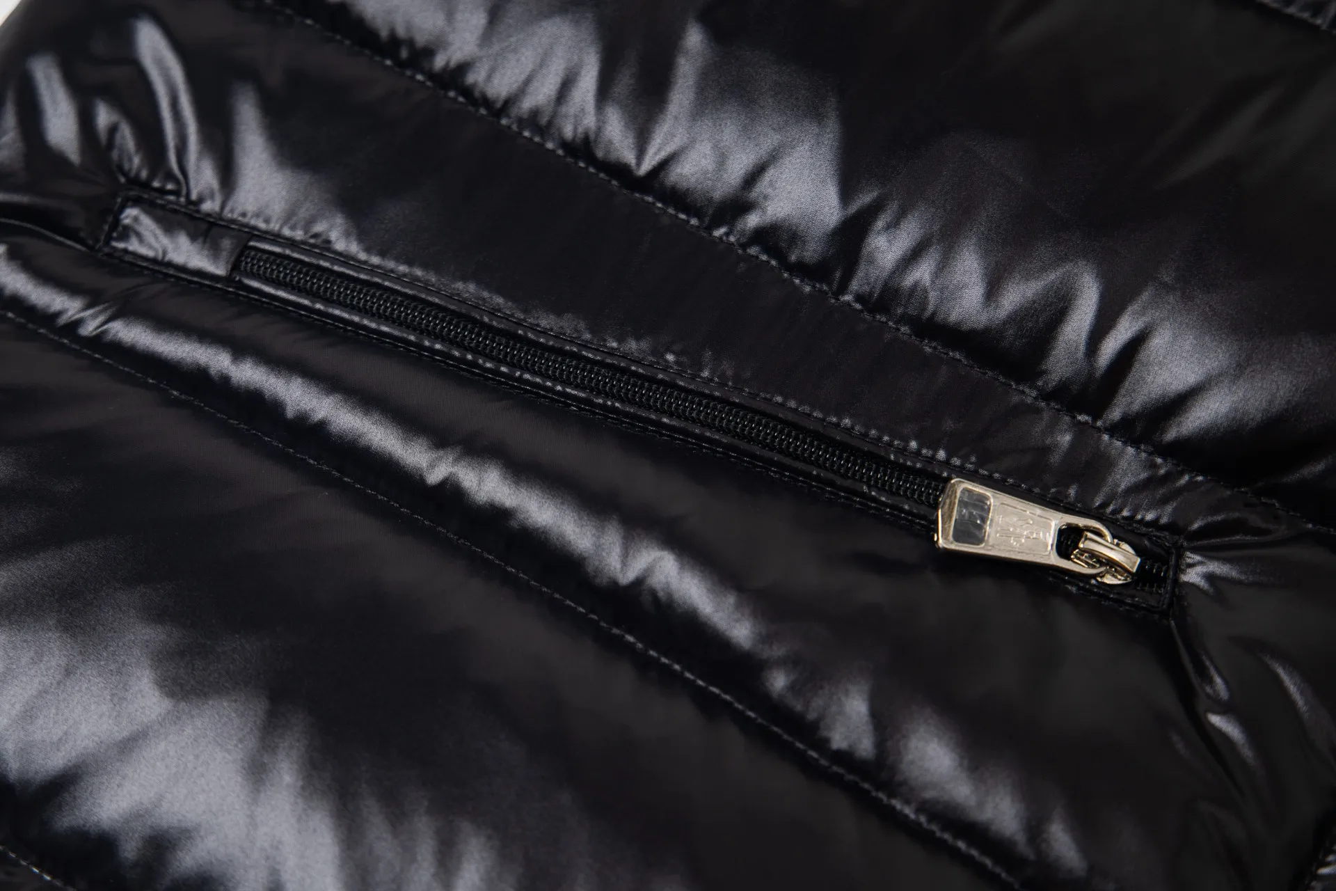 P590 model number: G114 Moncler's new stand-up collar vest down jacket top 1️⃣The fabric is made of advanced custom-made bright nylon and is completely the same as the original version. The fabric details and hardware are truly the same as the original version, and the details are impeccable! 2️⃣Super smooth two-way zipper, the zipper and color remain the same color. Detachable oversized windproof down hood, connected with five snap buttons of the same color. One circle is designed with an adjustable elastic drawstring, and there are oblique closed pockets on both sides. There are also pockets on the chest and sleeves inside! 3️⃣It is very youthful and energetic, and can be easily worn by both men and women. It is very in line with the fashion aesthetic concepts of today's young people! 4️⃣Full set of customized accessories, complete with three standards, same style for men and women, a must-have for couples. Color: black, white, size: 1.2.3.4.5.6