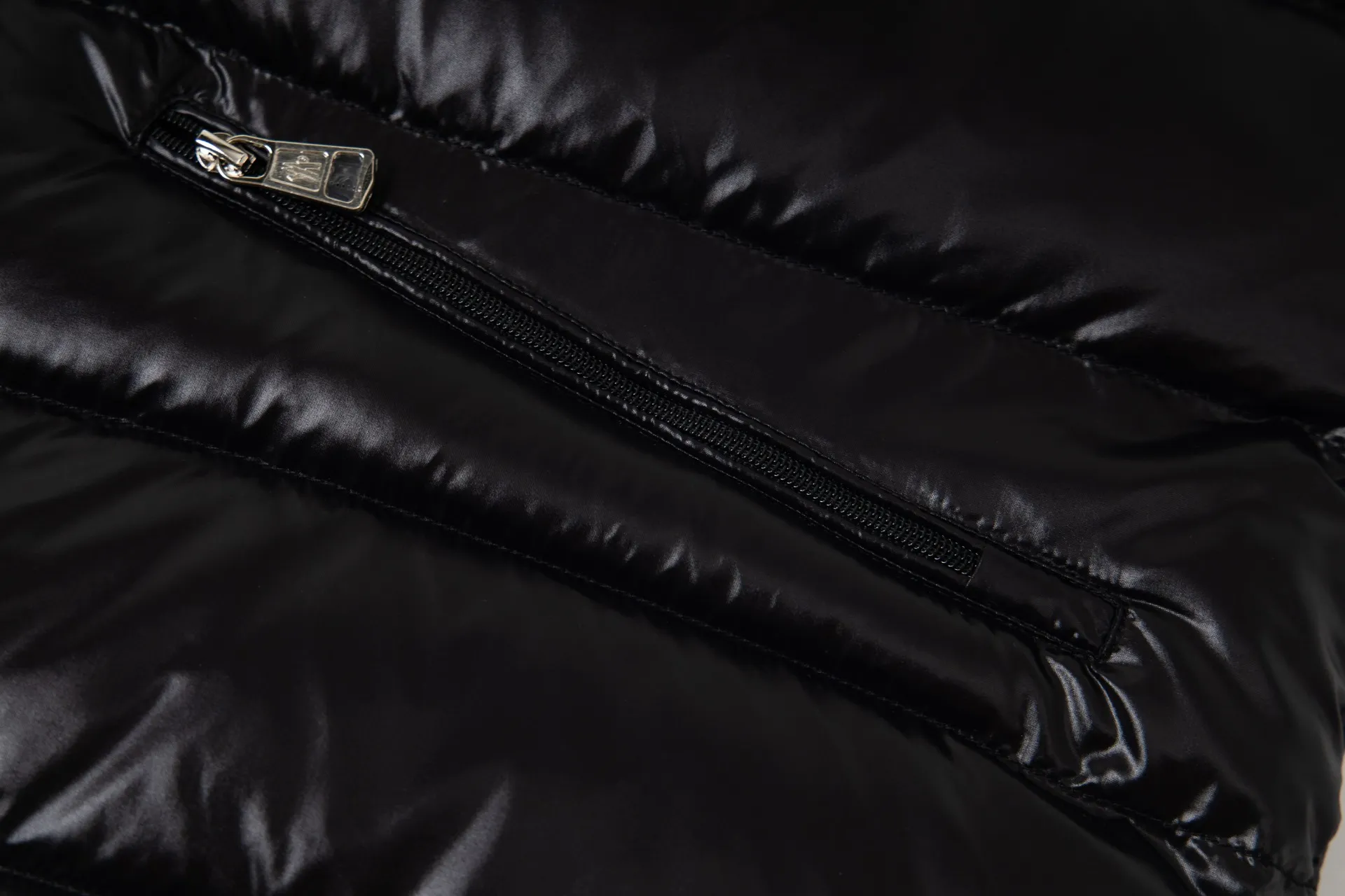 P590 model number: G114 Moncler's new stand-up collar vest down jacket top 1️⃣The fabric is made of advanced custom-made bright nylon and is completely the same as the original version. The fabric details and hardware are truly the same as the original version, and the details are impeccable! 2️⃣Super smooth two-way zipper, the zipper and color remain the same color. Detachable oversized windproof down hood, connected with five snap buttons of the same color. One circle is designed with an adjustable elastic drawstring, and there are oblique closed pockets on both sides. There are also pockets on the chest and sleeves inside! 3️⃣It is very youthful and energetic, and can be easily worn by both men and women. It is very in line with the fashion aesthetic concepts of today's young people! 4️⃣Full set of customized accessories, complete with three standards, same style for men and women, a must-have for couples. Color: black, white, size: 1.2.3.4.5.6