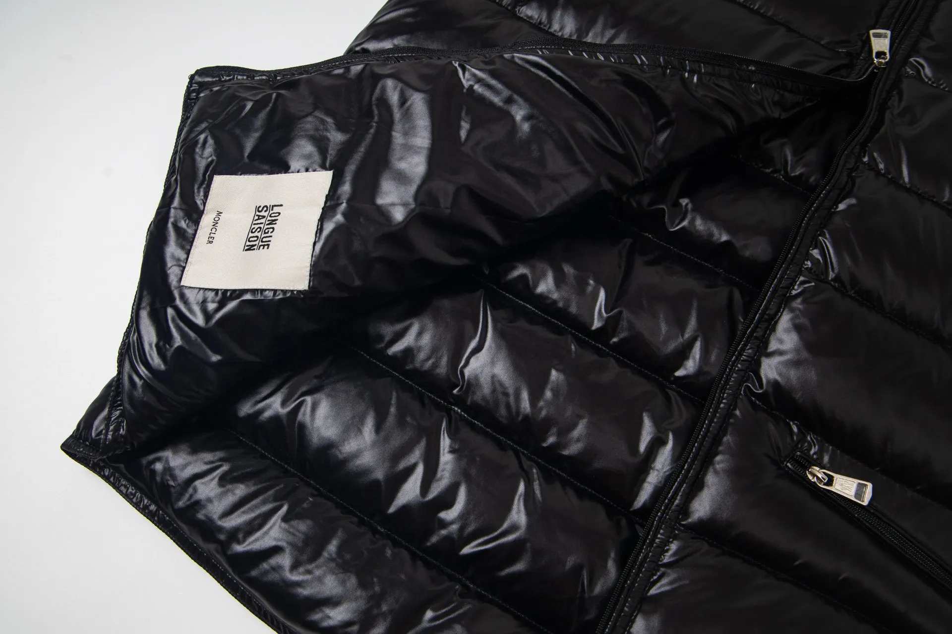 P590 model number: G114 Moncler's new stand-up collar vest down jacket top 1️⃣The fabric is made of advanced custom-made bright nylon and is completely the same as the original version. The fabric details and hardware are truly the same as the original version, and the details are impeccable! 2️⃣Super smooth two-way zipper, the zipper and color remain the same color. Detachable oversized windproof down hood, connected with five snap buttons of the same color. One circle is designed with an adjustable elastic drawstring, and there are oblique closed pockets on both sides. There are also pockets on the chest and sleeves inside! 3️⃣It is very youthful and energetic, and can be easily worn by both men and women. It is very in line with the fashion aesthetic concepts of today's young people! 4️⃣Full set of customized accessories, complete with three standards, same style for men and women, a must-have for couples. Color: black, white, size: 1.2.3.4.5.6