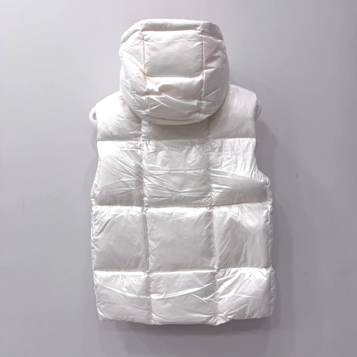 P700 [Luzule women's hooded down vest] The Luzule women's down vest is a classic design item that is suitable for all seasons. It uses unique Moncler aesthetics to interpret the style layer.     This women's down vest is made from nylon laqué fabric with mesh quilting to enhance warmth without feeling bulky. Classic and warm, perfect for changing seasons, the contrast lining adds a pop of color.  •Made of nylon laqué •Nylon laqué lining •Down filling •Removable hood •Zip and snap fastening •Zip fastening •Fabric: 100% nylon; •Lining: 100% nylon; •Hood lining: 100% nylon; •Filling: Goose down •Down content: 90%; excluding upholstery; •Size: 012 Maximum wash temperature 30°C - Wash extremely mild; Do not bleach; Do not tumble dry; Iron maximum temperature 110°C - without steam; Hydrocarbon dry cleaning - gentle wash; Professional wet cleaning - extremely gentle wash; Lay flat to dry in shade; Wash separately; Recommend washing and ironing inside out; Protect accessories while washing