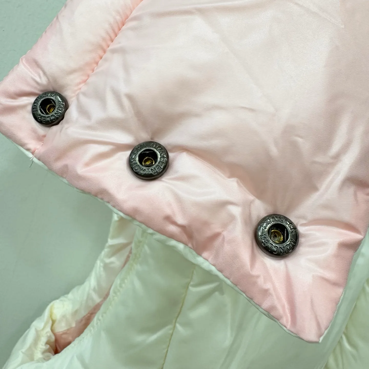 P700 [Luzule women's hooded down vest] The Luzule women's down vest is a classic design item that is suitable for all seasons. It uses unique Moncler aesthetics to interpret the style layer.     This women's down vest is made from nylon laqué fabric with mesh quilting to enhance warmth without feeling bulky. Classic and warm, perfect for changing seasons, the contrast lining adds a pop of color.  •Made of nylon laqué •Nylon laqué lining •Down filling •Removable hood •Zip and snap fastening •Zip fastening •Fabric: 100% nylon; •Lining: 100% nylon; •Hood lining: 100% nylon; •Filling: Goose down •Down content: 90%; excluding upholstery; •Size: 012 Maximum wash temperature 30°C - Wash extremely mild; Do not bleach; Do not tumble dry; Iron maximum temperature 110°C - without steam; Hydrocarbon dry cleaning - gentle wash; Professional wet cleaning - extremely gentle wash; Lay flat to dry in shade; Wash separately; Recommend washing and ironing inside out; Protect accessories while washing