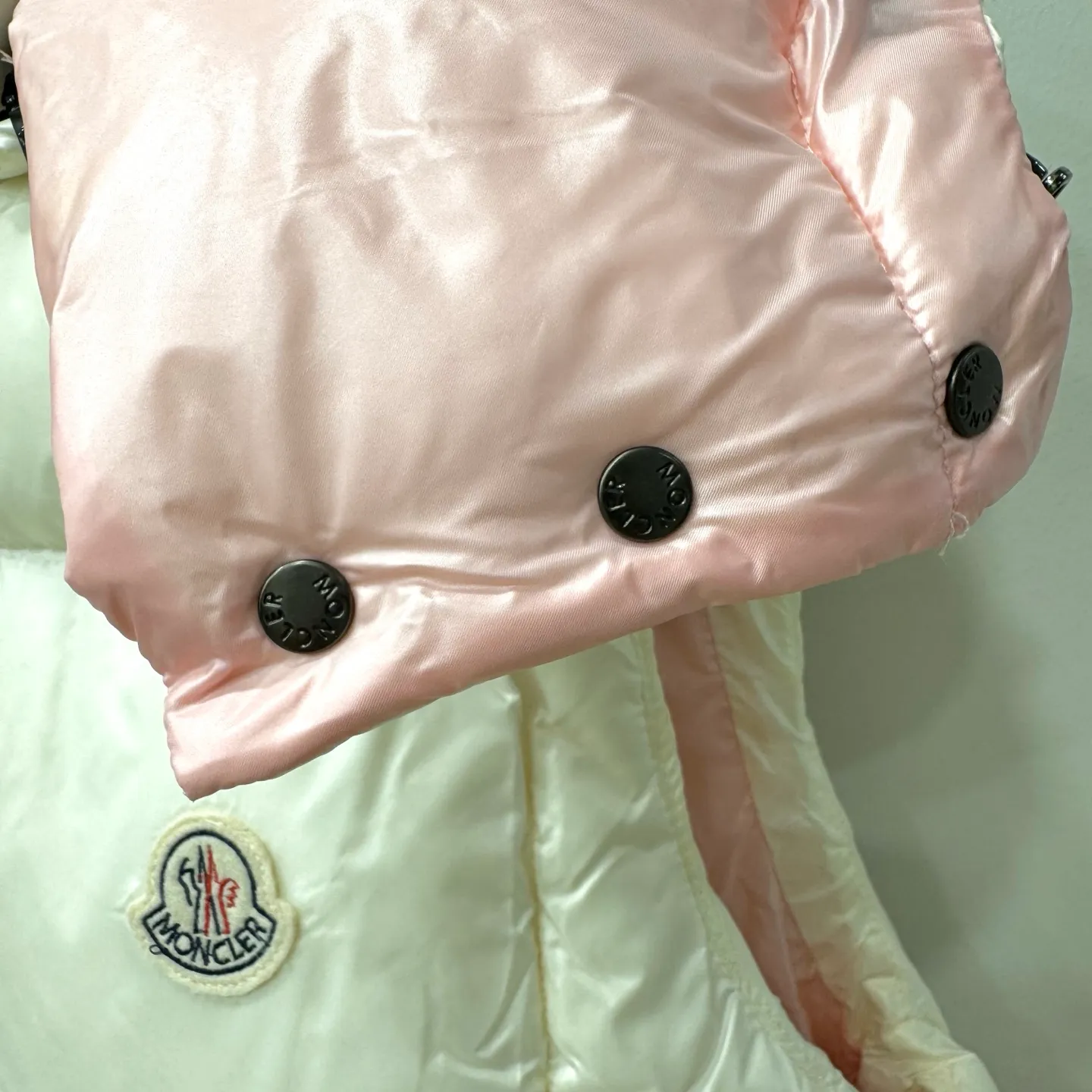 P700 [Luzule women's hooded down vest] The Luzule women's down vest is a classic design item that is suitable for all seasons. It uses unique Moncler aesthetics to interpret the style layer.     This women's down vest is made from nylon laqué fabric with mesh quilting to enhance warmth without feeling bulky. Classic and warm, perfect for changing seasons, the contrast lining adds a pop of color.  •Made of nylon laqué •Nylon laqué lining •Down filling •Removable hood •Zip and snap fastening •Zip fastening •Fabric: 100% nylon; •Lining: 100% nylon; •Hood lining: 100% nylon; •Filling: Goose down •Down content: 90%; excluding upholstery; •Size: 012 Maximum wash temperature 30°C - Wash extremely mild; Do not bleach; Do not tumble dry; Iron maximum temperature 110°C - without steam; Hydrocarbon dry cleaning - gentle wash; Professional wet cleaning - extremely gentle wash; Lay flat to dry in shade; Wash separately; Recommend washing and ironing inside out; Protect accessories while washing