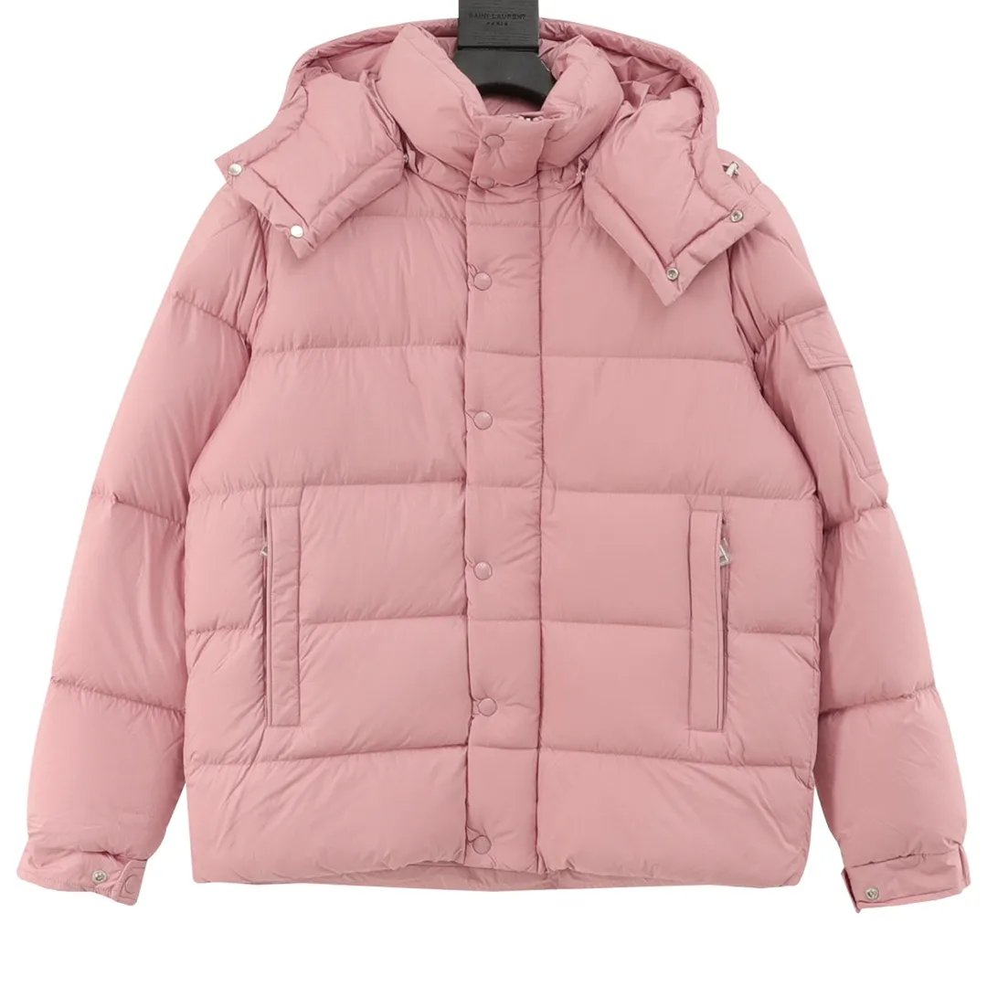 P1420 Moncler/Mask Maya matte down jacket This Vezere short down jacket is a basic warm item that highlights Moncler’s style characteristics. The Vezere down jacket is made from longue saison fabric, which is both lightweight and warm. This short down jacket features a hood that can be easily removed depending on the weather. The jacket's silhouette and sleeve patch pockets pay homage to the iconic Moncler Maya down jacket. ·Made of longue saison fabric·Nylon lé ger brillant lining filled with 90% goose down Detachable and adjustable hood with zipper and snap-button closure zippered pockets Patch pockets on sleeves·Adjustable cuffs·Drawstring hem Unisex Size: 1-5