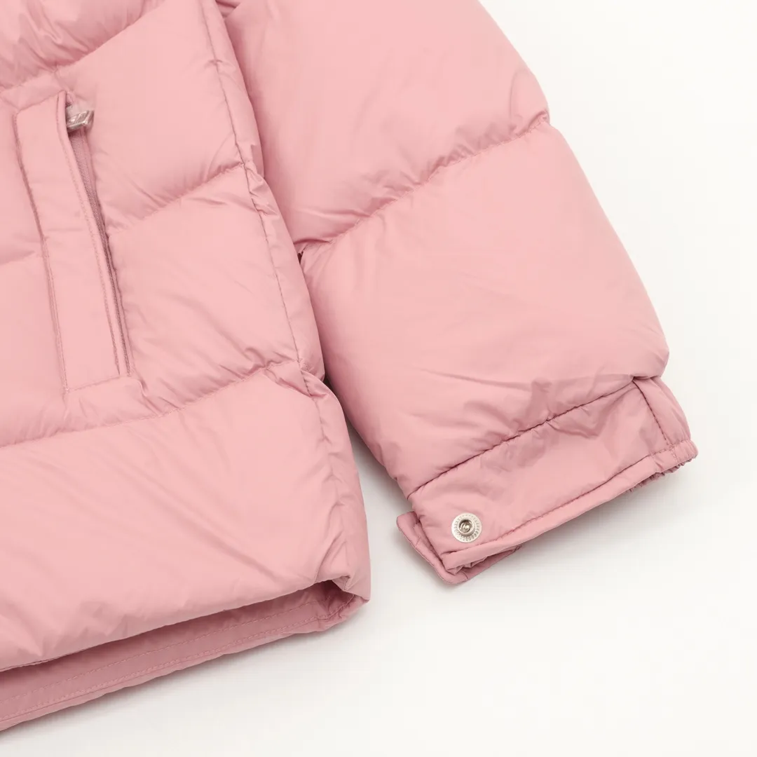 P1420 Moncler/Mask Maya matte down jacket This Vezere short down jacket is a basic warm item that highlights Moncler’s style characteristics. The Vezere down jacket is made from longue saison fabric, which is both lightweight and warm. This short down jacket features a hood that can be easily removed depending on the weather. The jacket's silhouette and sleeve patch pockets pay homage to the iconic Moncler Maya down jacket. ·Made of longue saison fabric·Nylon lé ger brillant lining filled with 90% goose down Detachable and adjustable hood with zipper and snap-button closure zippered pockets Patch pockets on sleeves·Adjustable cuffs·Drawstring hem Unisex Size: 1-5