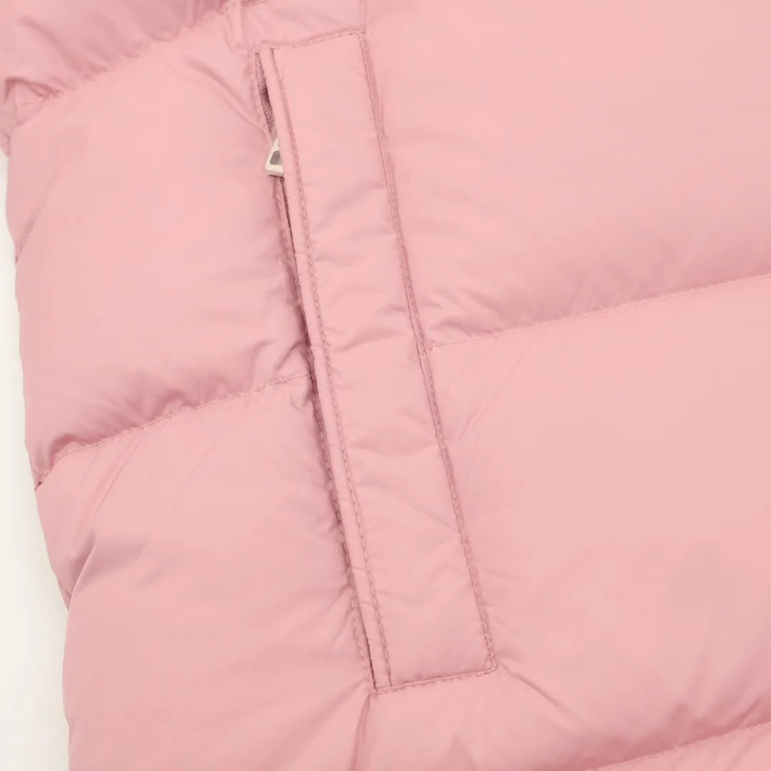 P1420 Moncler/Mask Maya matte down jacket This Vezere short down jacket is a basic warm item that highlights Moncler’s style characteristics. The Vezere down jacket is made from longue saison fabric, which is both lightweight and warm. This short down jacket features a hood that can be easily removed depending on the weather. The jacket's silhouette and sleeve patch pockets pay homage to the iconic Moncler Maya down jacket. ·Made of longue saison fabric·Nylon lé ger brillant lining filled with 90% goose down Detachable and adjustable hood with zipper and snap-button closure zippered pockets Patch pockets on sleeves·Adjustable cuffs·Drawstring hem Unisex Size: 1-5