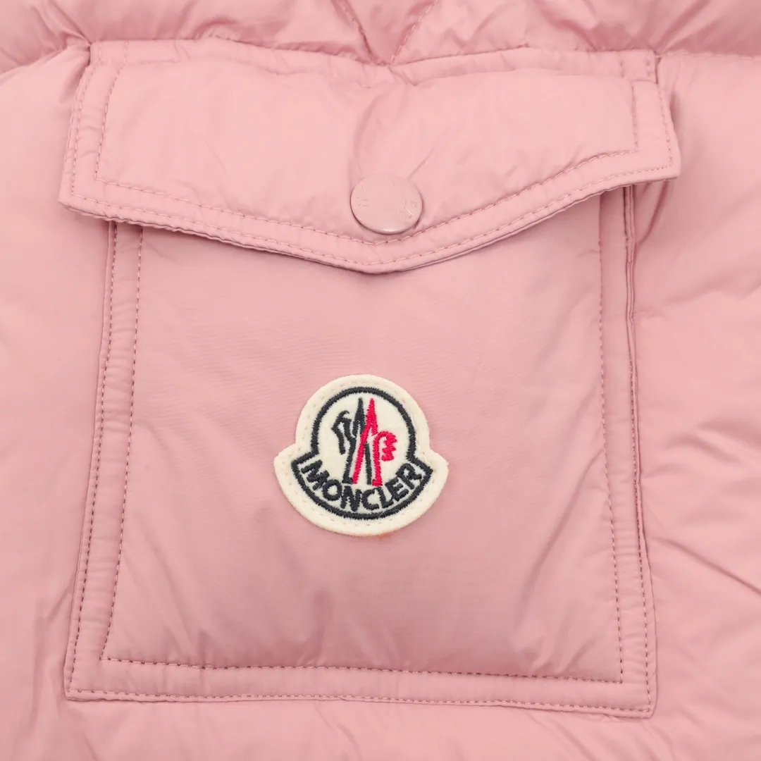 P1420 Moncler/Mask Maya matte down jacket This Vezere short down jacket is a basic warm item that highlights Moncler’s style characteristics. The Vezere down jacket is made from longue saison fabric, which is both lightweight and warm. This short down jacket features a hood that can be easily removed depending on the weather. The jacket's silhouette and sleeve patch pockets pay homage to the iconic Moncler Maya down jacket. ·Made of longue saison fabric·Nylon lé ger brillant lining filled with 90% goose down Detachable and adjustable hood with zipper and snap-button closure zippered pockets Patch pockets on sleeves·Adjustable cuffs·Drawstring hem Unisex Size: 1-5