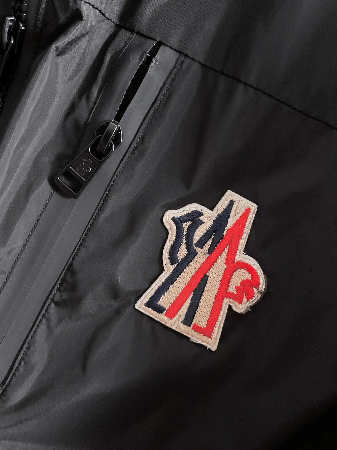 P540 🌸🌸🌸🌸Moncler top original order ❗High-end fabric feels soft and comfortable, and the color is high-end (different from the hard feel in the market) ❗ The new autumn and winter men's casual jackets ❗ have a unique and innovative interpretation of the classic logo, which is in line with the latest design concepts of the season. It is highly recognizable, with a simple khaki design, youthful and energetic, and the style and color matching can be freely worn according to the actual scene. It meets the conventional and orthodox dressing needs that are inclusive of all occasions. The outstanding printed surface is more suitable for street styling. It is highly recognizable, showing the vibrant colors of the city, and is highly moldable and practical!  This model is dominated by fabrics and craftsmanship. The company's customized fabrics are windproof, comfortable and breathable. The upper body is light and unburdened, and the overall details are of super high quality❗ The details are full of craftsmanship, and the accessories are all custom-made. The electroplated metal zippers and snap buttons are quite outstanding. They are very luxurious and high-end. The workmanship is extremely rigorous and elegant. Color: Picture color Size: M, L, xL, xxL, xxxL