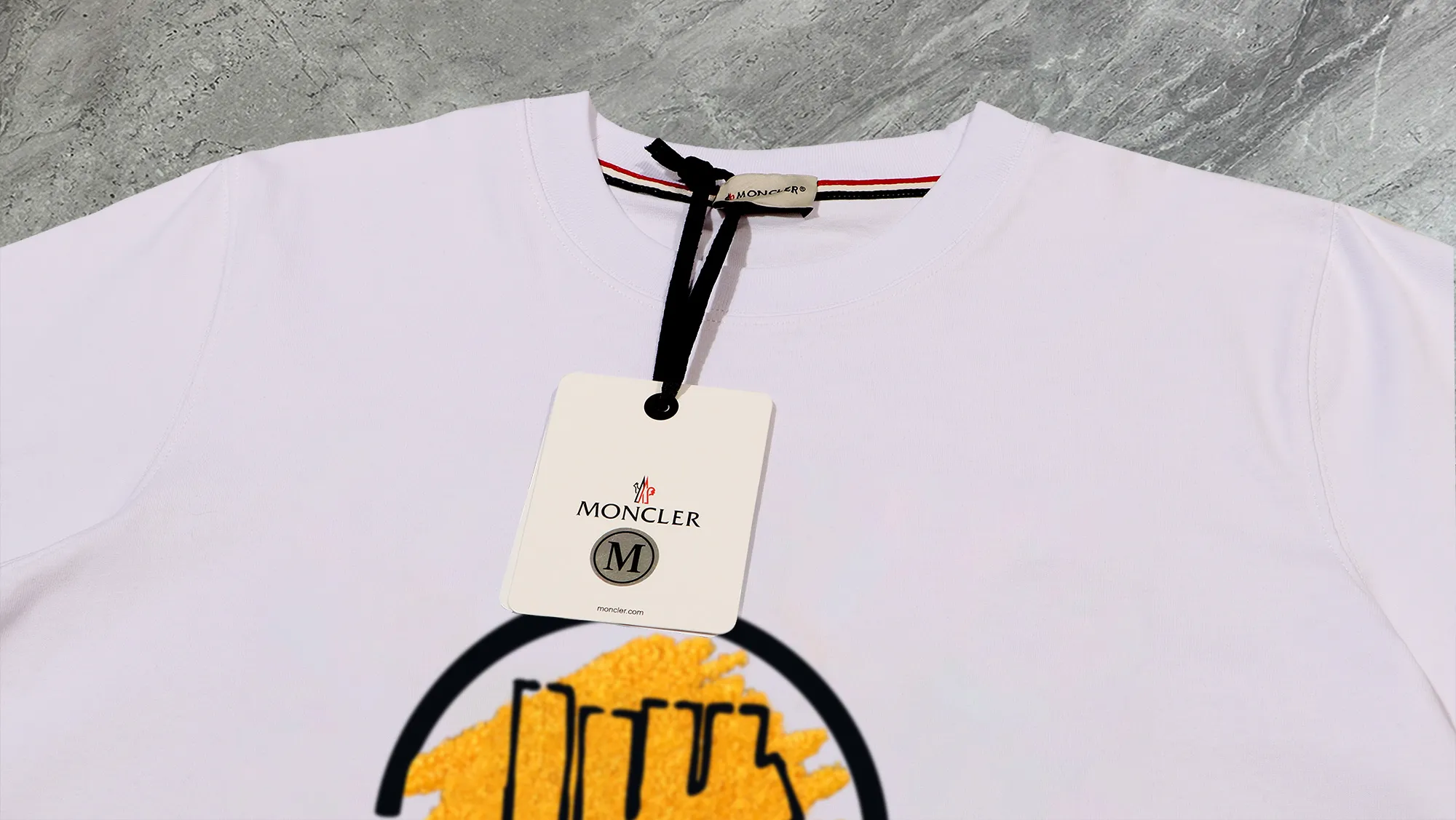 P210 high version sweatshirt) 📦Support exchange after the year📦 [Long-term ready stock] 〖 𝐌𝐎𝐍𝐂𝐋𝐄𝐑~Mask〗 Made of 440g heavyweight fabric Different from the market currency, you can match it with anything and it will be handsome😎The whole dress is made of double waistcoats. The double waistcoat method makes the whole dress more three-dimensional. It is not something that ordinary factories can do. 2025 T stage spring catwalk version, on sale at the counter, round neck terry sweatshirt. High-end double-strand pure cotton. Customized stretch ribs are dyed in the same vat. Complete with three standards. Matched with exquisite embroidered LOGO on the chest, simple and advanced. Same style for men and women. Color: black, apricot, white Size: S M L XL 2XL