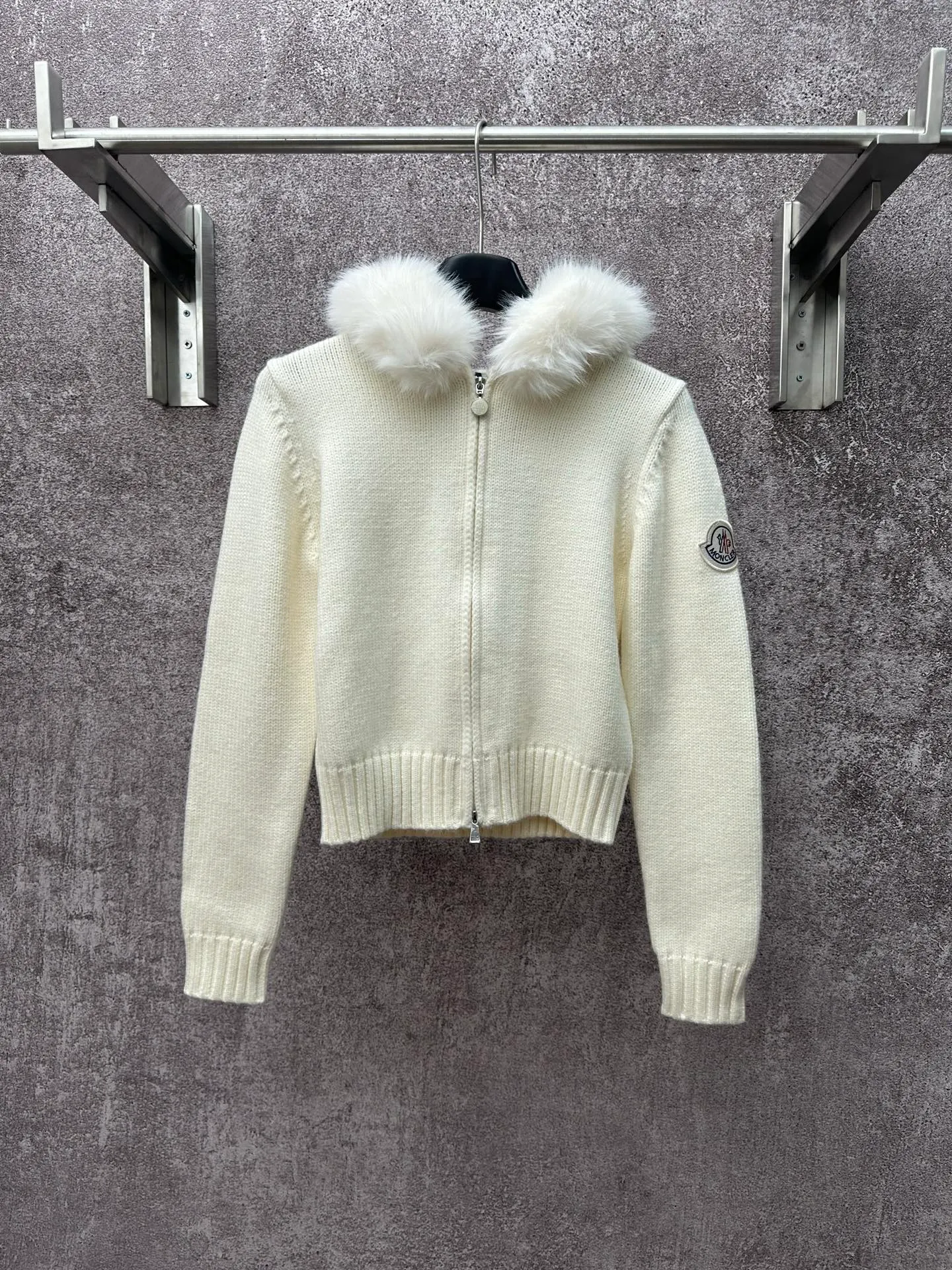 P580 Moncler 2025 new white fox fur collar knitted cardigan, hooded zipper style, oversized fur collar design, fluffy and full fur collar, very warm to wear in autumn and winter, full of temperament~ The fabric is 100% cashmere, the collar is part mink fur, the texture is high-end, comfortable to wear, short version, looks good with skirts and pants, great for daily outings, shopping, and taking photos~ Size: S M L