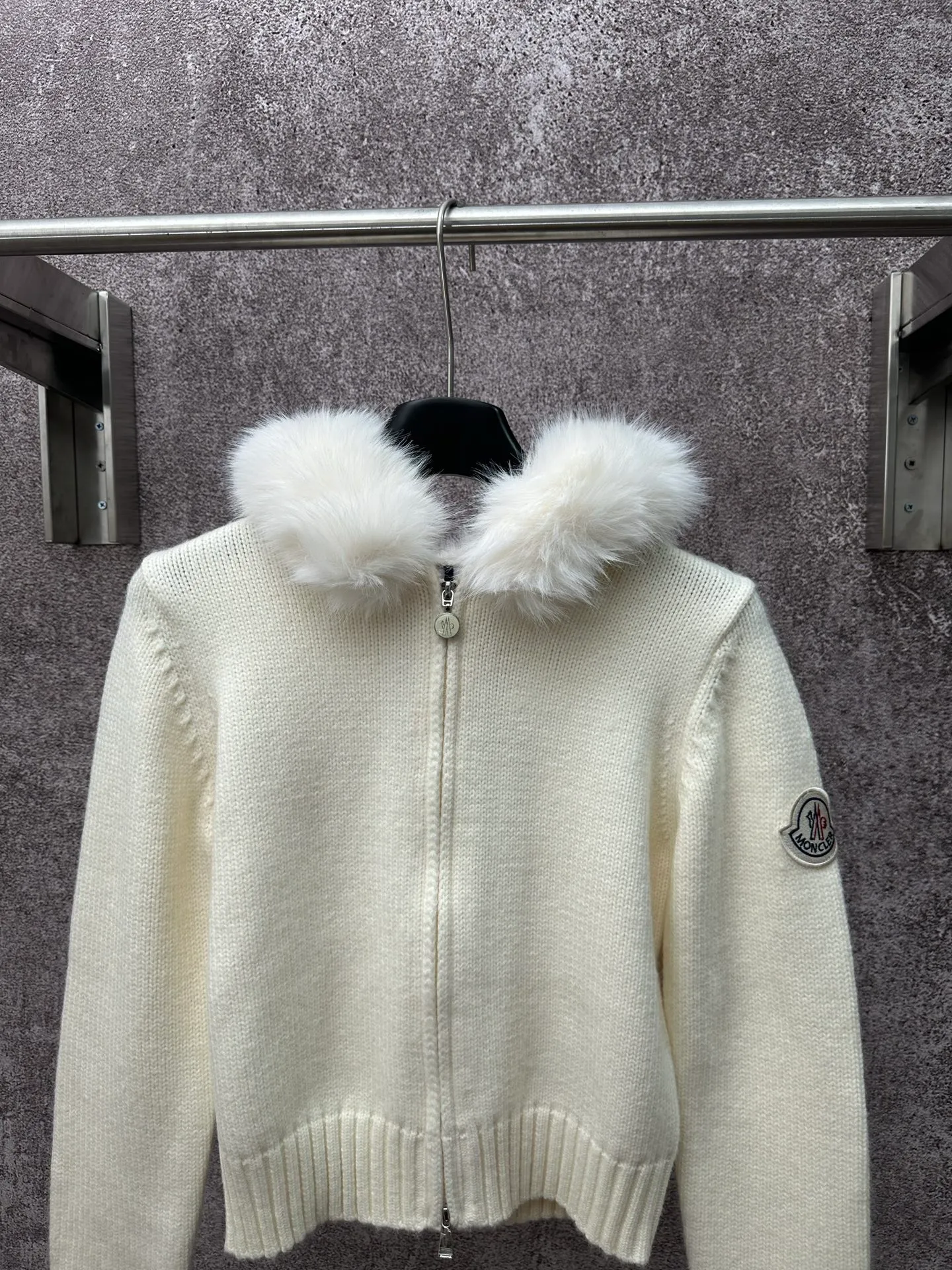 P580 Moncler 2025 new white fox fur collar knitted cardigan, hooded zipper style, oversized fur collar design, fluffy and full fur collar, very warm to wear in autumn and winter, full of temperament~ The fabric is 100% cashmere, the collar is part mink fur, the texture is high-end, comfortable to wear, short version, looks good with skirts and pants, great for daily outings, shopping, and taking photos~ Size: S M L