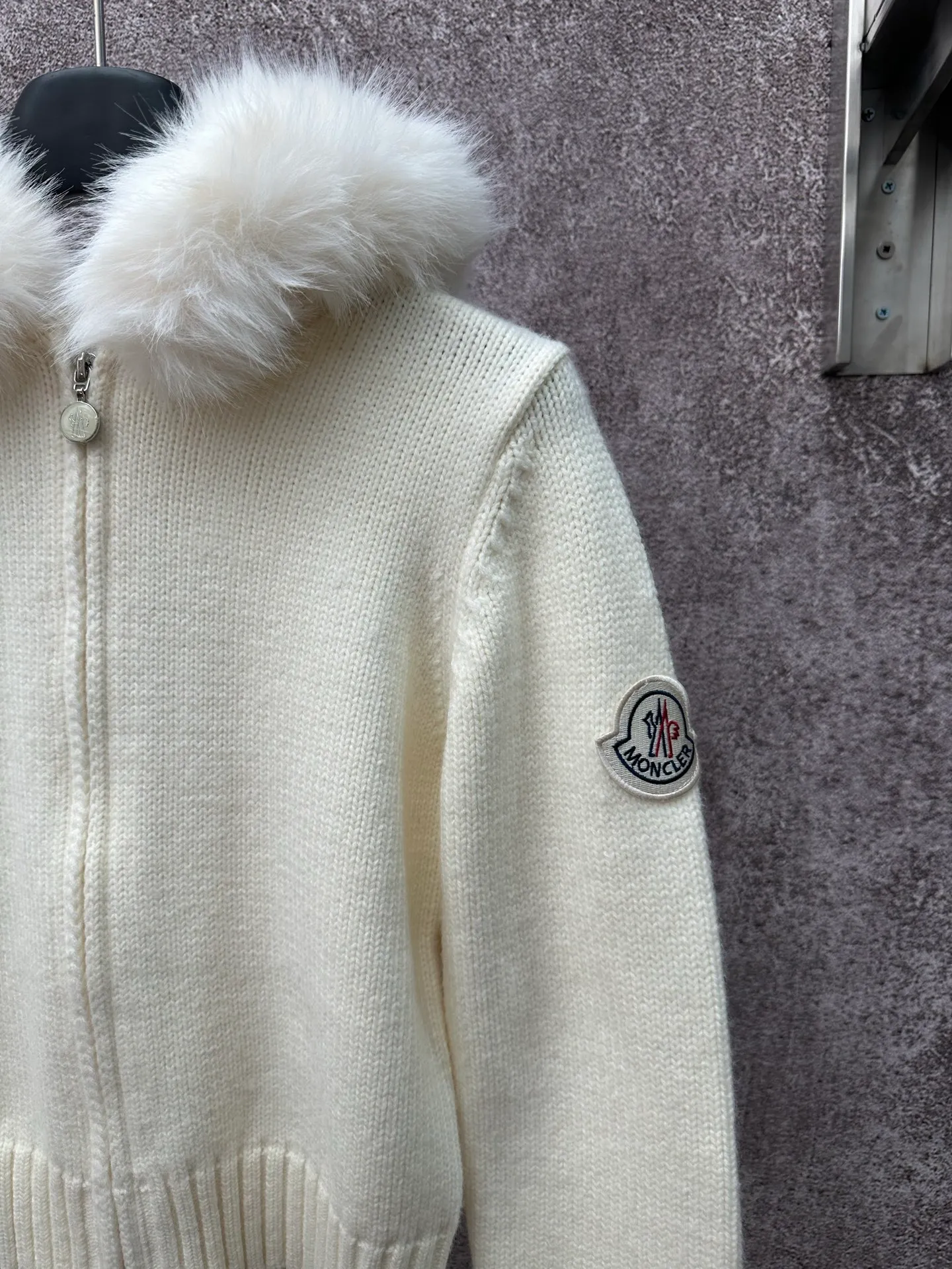 P580 Moncler 2025 new white fox fur collar knitted cardigan, hooded zipper style, oversized fur collar design, fluffy and full fur collar, very warm to wear in autumn and winter, full of temperament~ The fabric is 100% cashmere, the collar is part mink fur, the texture is high-end, comfortable to wear, short version, looks good with skirts and pants, great for daily outings, shopping, and taking photos~ Size: S M L