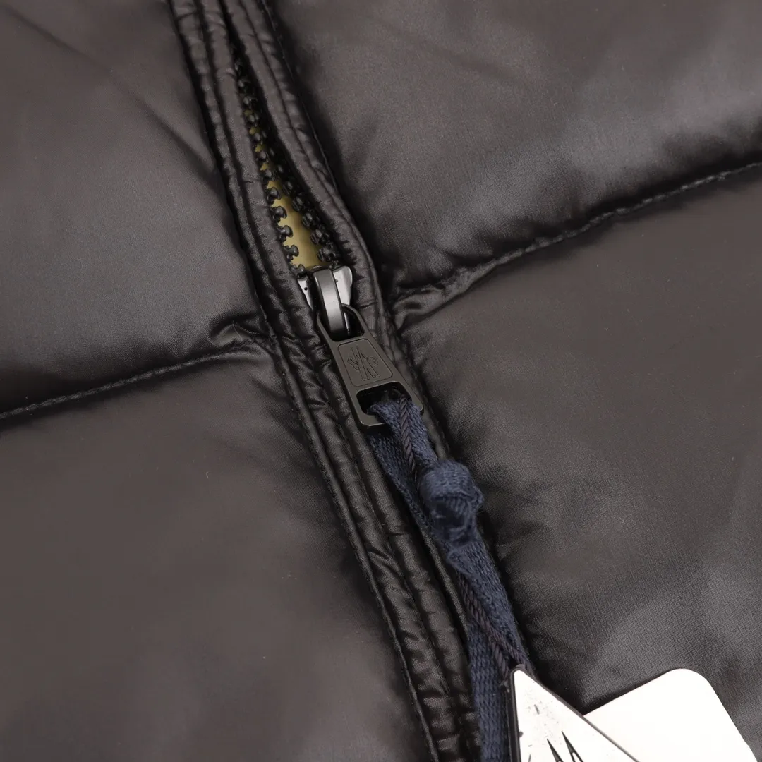 P880 𝐌𝐎𝐍𝐂𝐋𝐄𝐑 vest Green Fat Man’s vest 𝐒𝐢𝐳𝐞:𝟏-𝟓