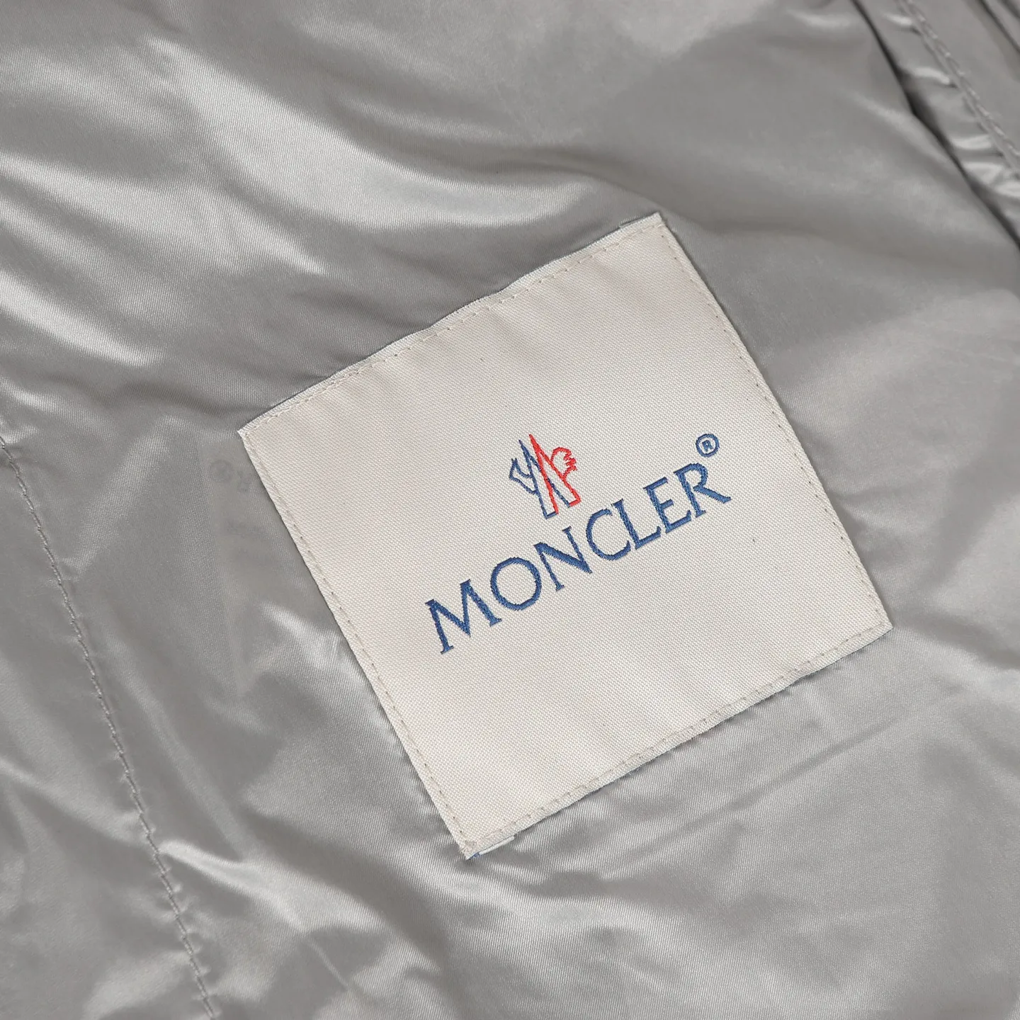 P700 Moncler/Meng Mouth Acorus Stand Collar Men's Classic Light Down Jacket Moncer/Meng Mouth # Acorus Stand Collar Men's Classic Light Down Jacket ➖ National standard 98 pure white duck down, 100% of the highest quality on the market, never misleading like goose down! ➖ 15D nylon fabric/lining is of the highest standard, never velvet! ➖ The original Velcro is durable, and the accessories and hardware are all custom-made from the original factory, 100% restoring the replica quality! ➖ Mengkou has been focusing on production for 10 years. The perfect combination of every link ensures the smoothness of each piece of clothing. It is the Rolls-Royce of down jackets!  ⛔No need for too much copywriting, focus and professionalism! Color: black/grey Size: 1/2/3/4/5