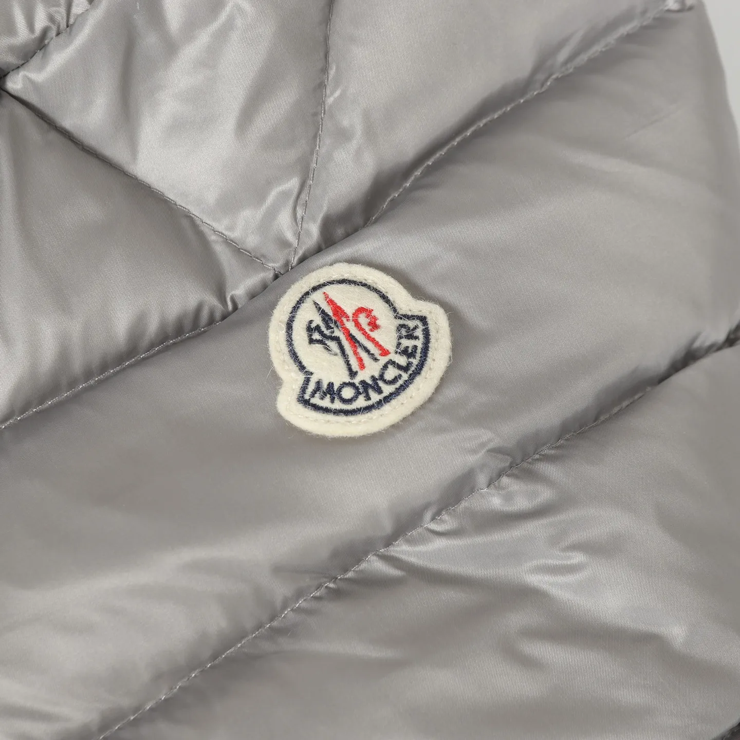 P700 Moncler/Meng Mouth Acorus Stand Collar Men's Classic Light Down Jacket Moncer/Meng Mouth # Acorus Stand Collar Men's Classic Light Down Jacket ➖ National standard 98 pure white duck down, 100% of the highest quality on the market, never misleading like goose down! ➖ 15D nylon fabric/lining is of the highest standard, never velvet! ➖ The original Velcro is durable, and the accessories and hardware are all custom-made from the original factory, 100% restoring the replica quality! ➖ Mengkou has been focusing on production for 10 years. The perfect combination of every link ensures the smoothness of each piece of clothing. It is the Rolls-Royce of down jackets!  ⛔No need for too much copywriting, focus and professionalism! Color: black/grey Size: 1/2/3/4/5