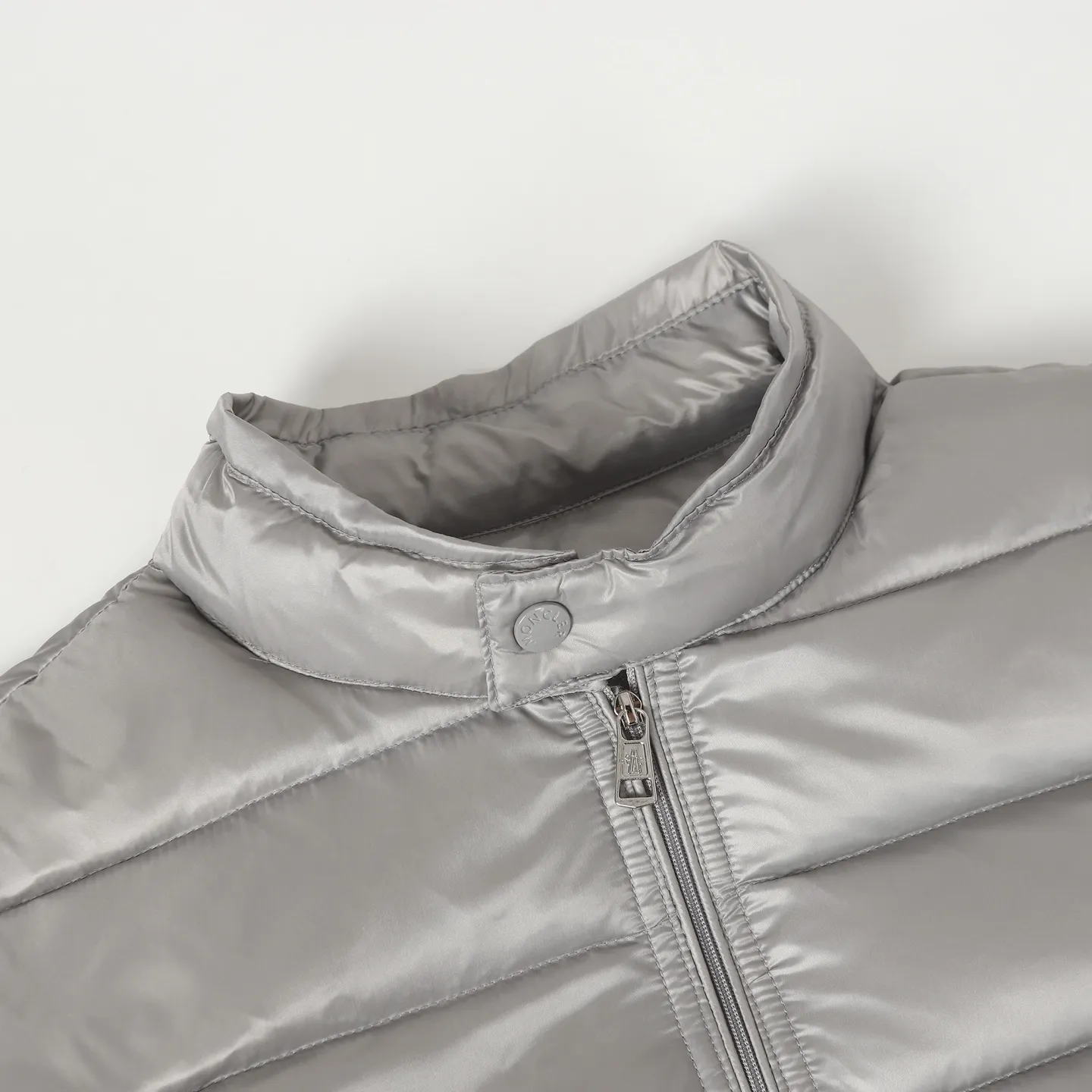 P700 Moncler/Meng Mouth Acorus Stand Collar Men's Classic Light Down Jacket Moncer/Meng Mouth # Acorus Stand Collar Men's Classic Light Down Jacket ➖ National standard 98 pure white duck down, 100% of the highest quality on the market, never misleading like goose down! ➖ 15D nylon fabric/lining is of the highest standard, never velvet! ➖ The original Velcro is durable, and the accessories and hardware are all custom-made from the original factory, 100% restoring the replica quality! ➖ Mengkou has been focusing on production for 10 years. The perfect combination of every link ensures the smoothness of each piece of clothing. It is the Rolls-Royce of down jackets!  ⛔No need for too much copywriting, focus and professionalism! Color: black/grey Size: 1/2/3/4/5