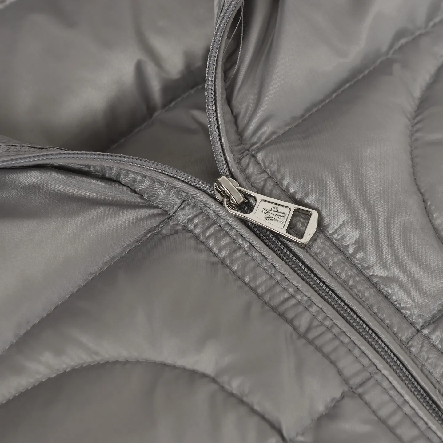 P700 Moncler/Meng Mouth Acorus Stand Collar Men's Classic Light Down Jacket Moncer/Meng Mouth # Acorus Stand Collar Men's Classic Light Down Jacket ➖ National standard 98 pure white duck down, 100% of the highest quality on the market, never misleading like goose down! ➖ 15D nylon fabric/lining is of the highest standard, never velvet! ➖ The original Velcro is durable, and the accessories and hardware are all custom-made from the original factory, 100% restoring the replica quality! ➖ Mengkou has been focusing on production for 10 years. The perfect combination of every link ensures the smoothness of each piece of clothing. It is the Rolls-Royce of down jackets!  ⛔No need for too much copywriting, focus and professionalism! Color: black/grey Size: 1/2/3/4/5