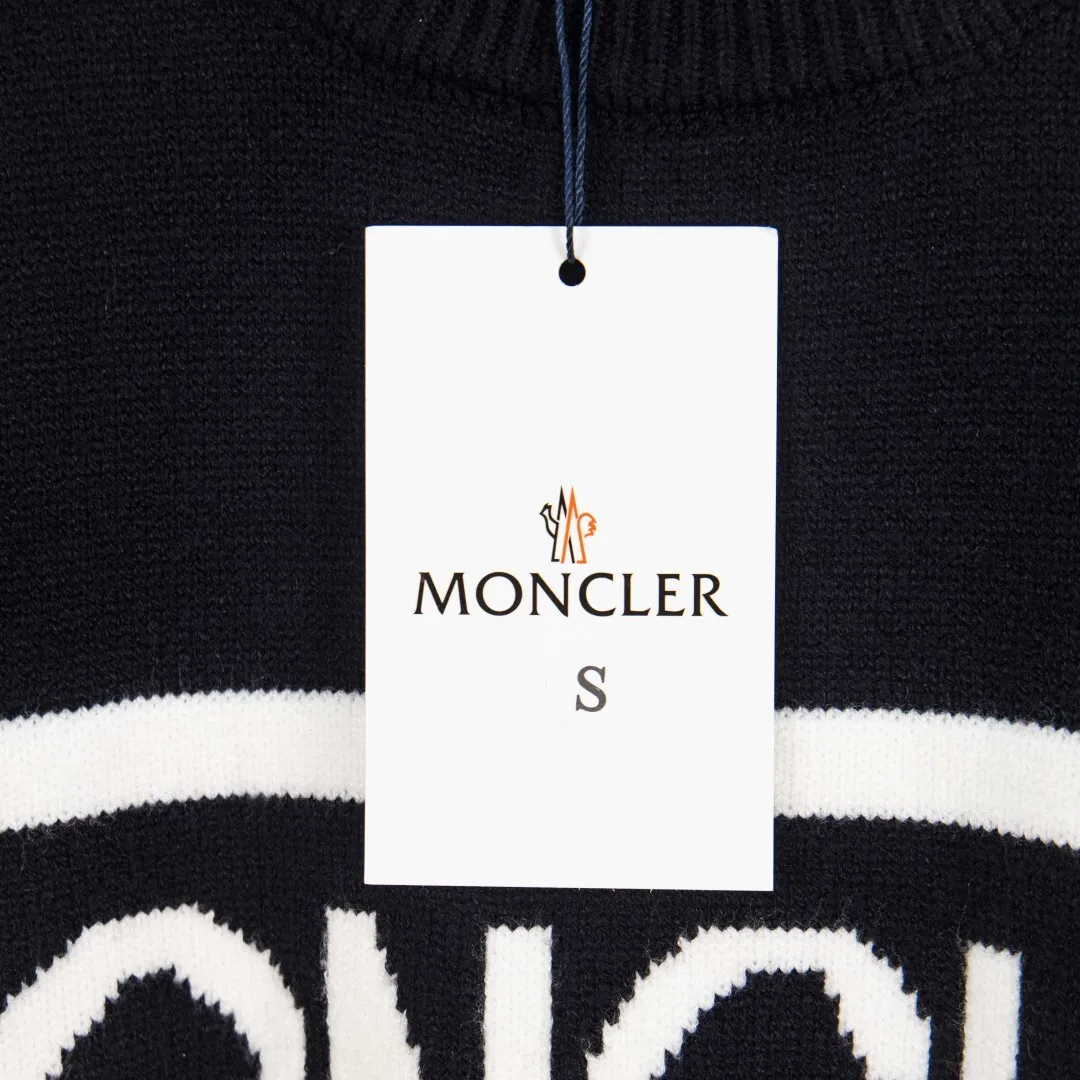 P270 💰zp version [Exclusive supply] Moncler Moncler couple's spring, autumn and winter two-color small label knitted round neck sweater. The Moncler classic letter logo is spliced with sand knitting. 7-needle jacquard machine operation. The yarn selection is soft and comfortable, not prickly. The classic small label is simple and elegant. A piece of clothing weighs more than one kilogram. Proper high quality. 1:1 customization. The true restoration of ZP. How can you not have a Moncler sweater this autumn? Both men and women can wear it. Color: Black Navy Size: S M L XL Number: MY10513