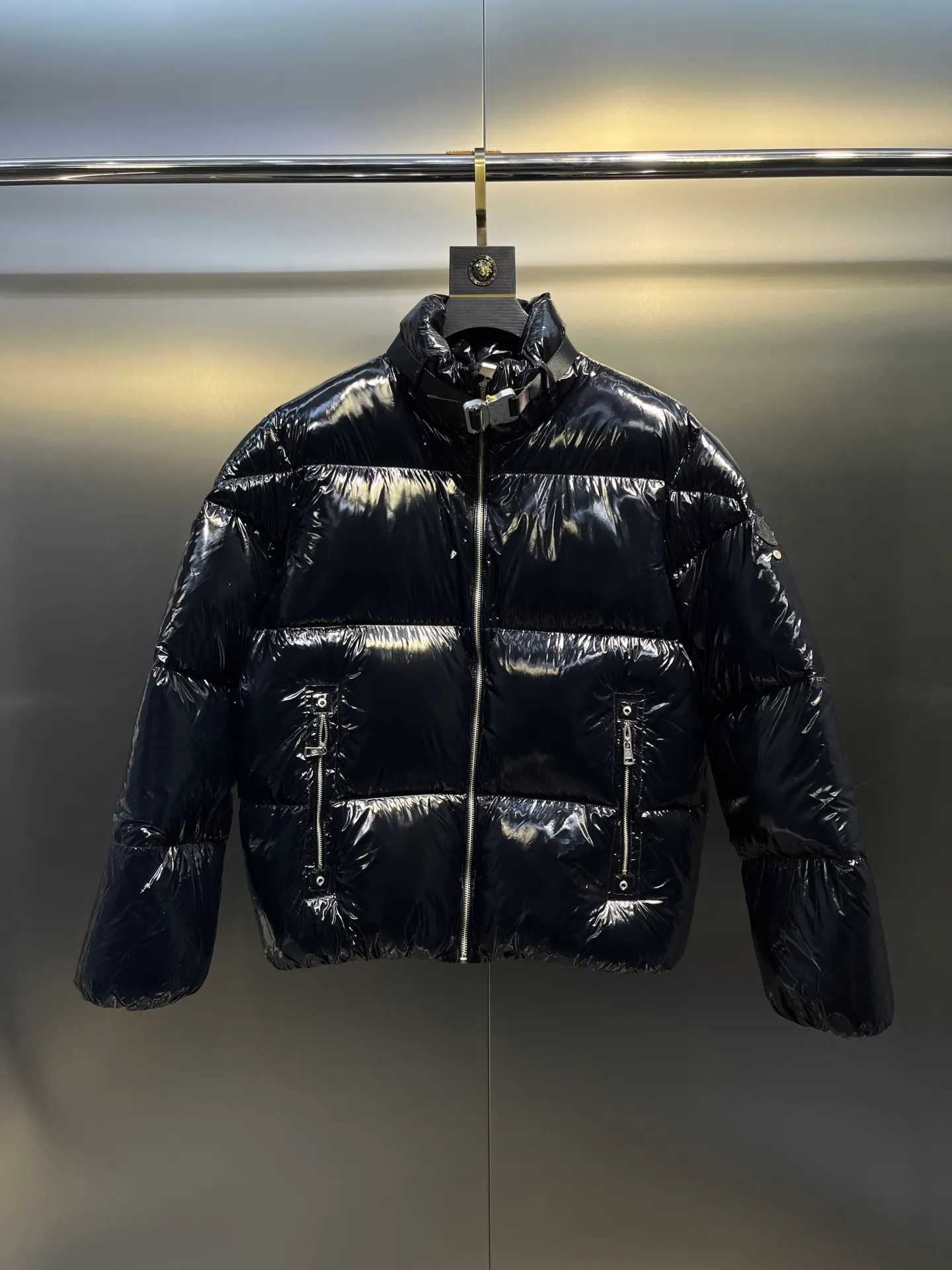 P1080 Moncler 🌟Mask glossy down jacket 1 is a model that highlights the brand's DNA. It is made of shiny lacquered nylon and embellished with iconic rectangular quilting. A classic short design that spans seasons and fashions, it has a distinctive silhouette and is filled with 90% down. It is warm, comfortable and not bulky. It is made of large squares and each square is evenly distributed, firmly locking the down and warming your figure! Color: Black Size: 1-2-3-4-5
