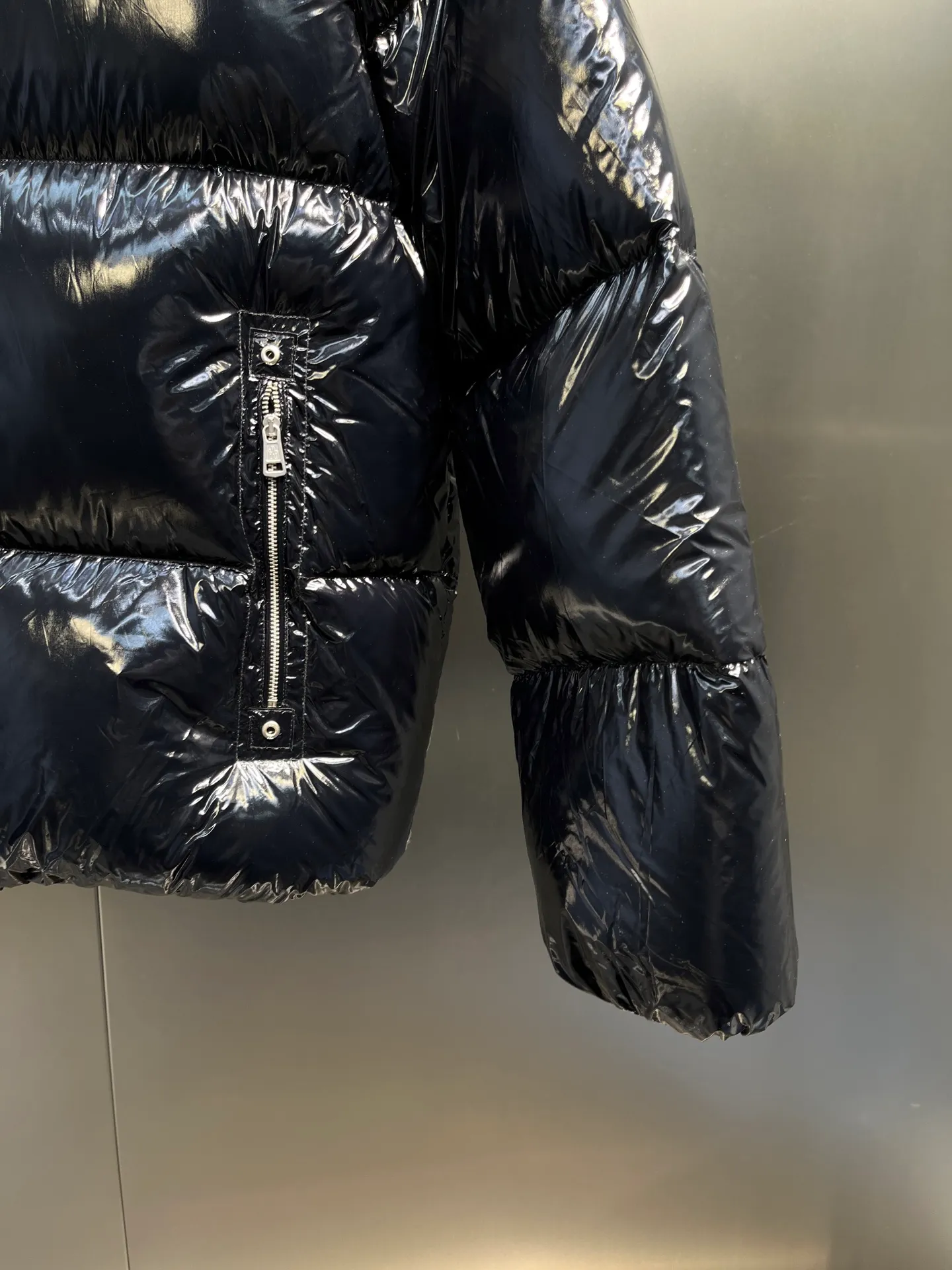 P1080 Moncler 🌟Mask glossy down jacket 1 is a model that highlights the brand's DNA. It is made of shiny lacquered nylon and embellished with iconic rectangular quilting. A classic short design that spans seasons and fashions, it has a distinctive silhouette and is filled with 90% down. It is warm, comfortable and not bulky. It is made of large squares and each square is evenly distributed, firmly locking the down and warming your figure! Color: Black Size: 1-2-3-4-5