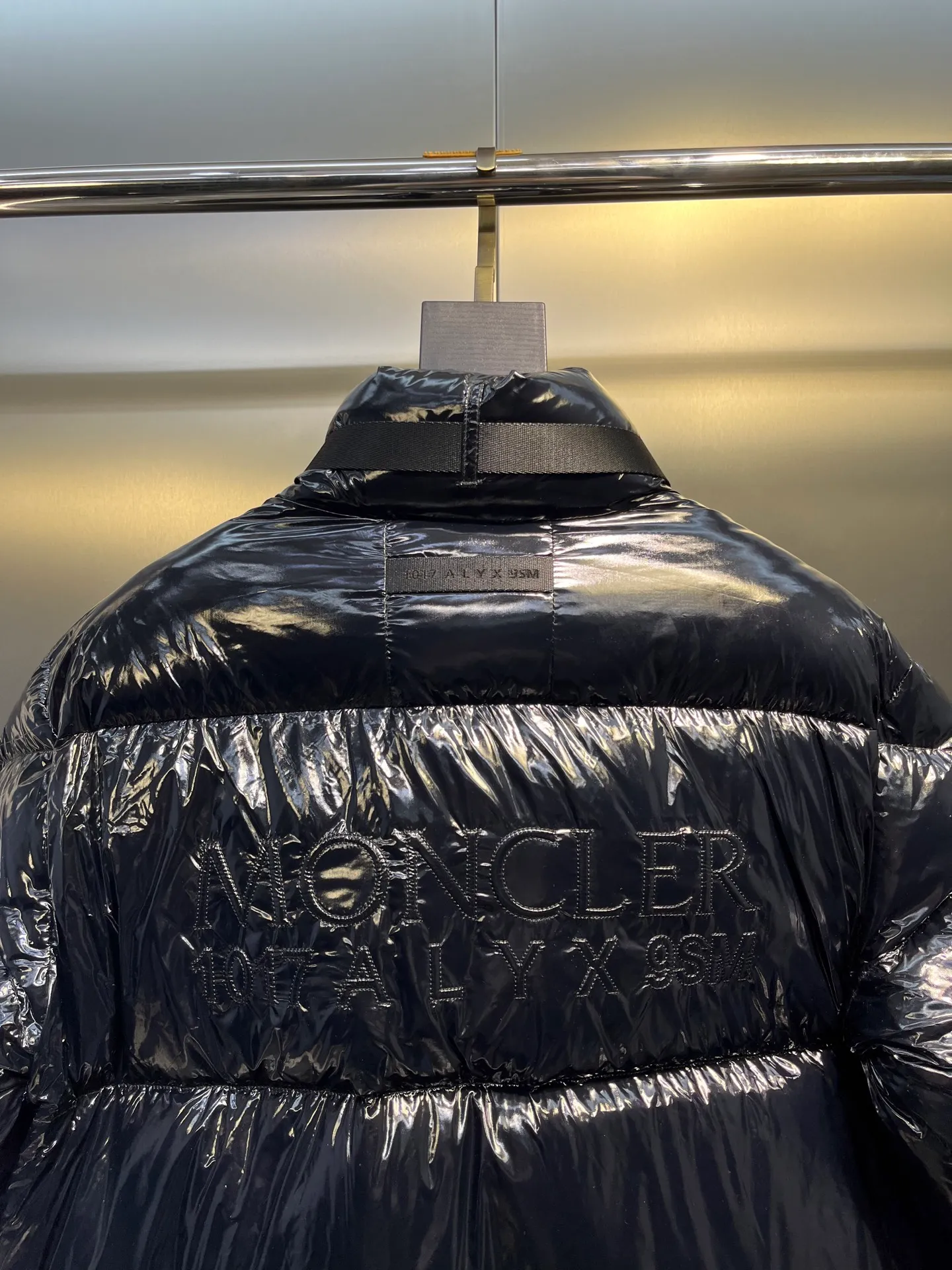 P1080 Moncler 🌟Mask glossy down jacket 1 is a model that highlights the brand's DNA. It is made of shiny lacquered nylon and embellished with iconic rectangular quilting. A classic short design that spans seasons and fashions, it has a distinctive silhouette and is filled with 90% down. It is warm, comfortable and not bulky. It is made of large squares and each square is evenly distributed, firmly locking the down and warming your figure! Color: Black Size: 1-2-3-4-5