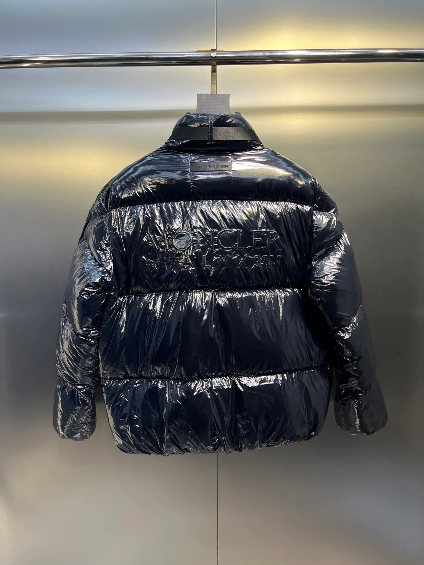 P1080 Moncler 🌟Mask glossy down jacket 1 is a model that highlights the brand's DNA. It is made of shiny lacquered nylon and embellished with iconic rectangular quilting. A classic short design that spans seasons and fashions, it has a distinctive silhouette and is filled with 90% down. It is warm, comfortable and not bulky. It is made of large squares and each square is evenly distributed, firmly locking the down and warming your figure! Color: Black Size: 1-2-3-4-5