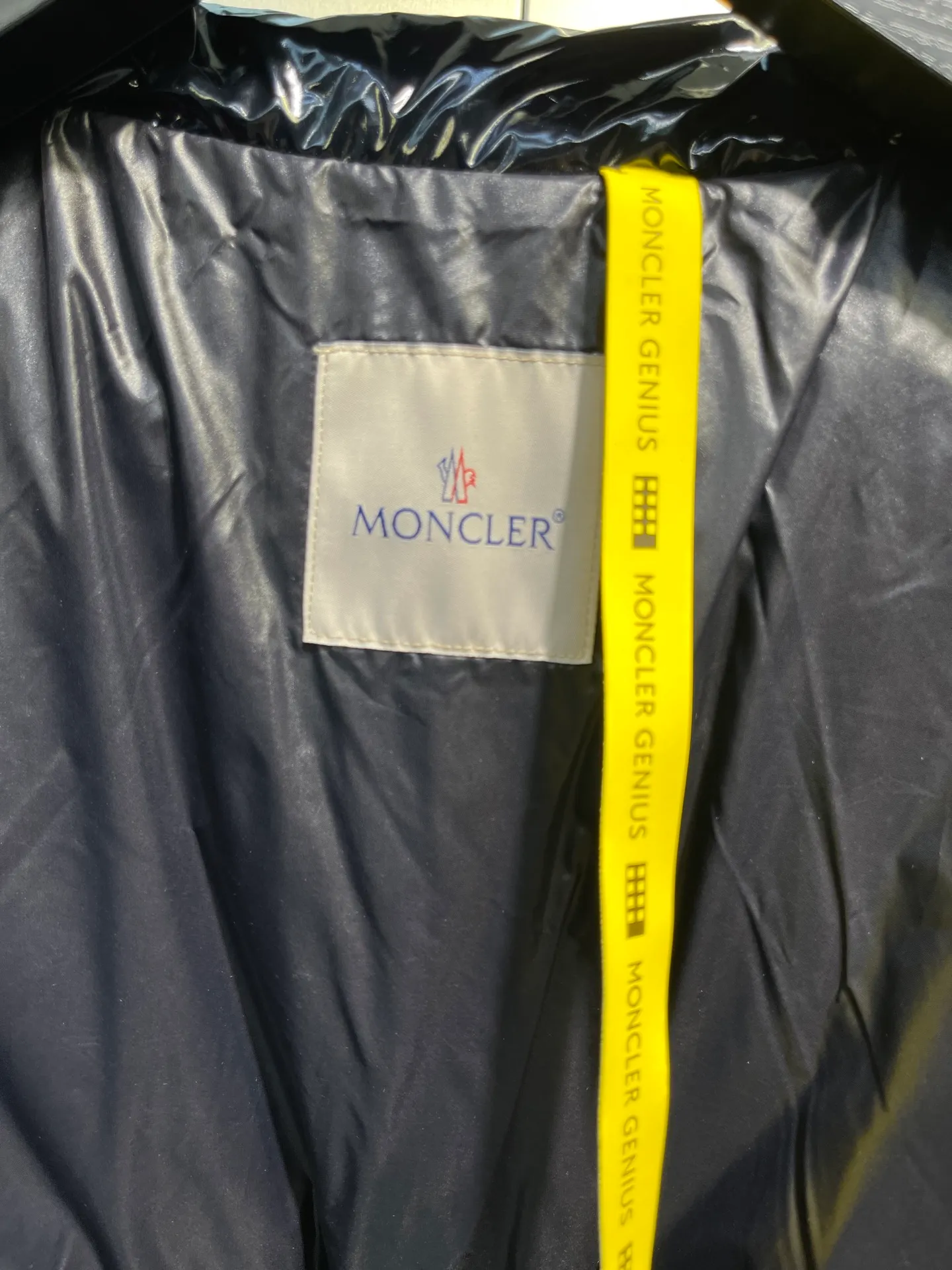 P1080 Moncler 🌟Mask glossy down jacket 1 is a model that highlights the brand's DNA. It is made of shiny lacquered nylon and embellished with iconic rectangular quilting. A classic short design that spans seasons and fashions, it has a distinctive silhouette and is filled with 90% down. It is warm, comfortable and not bulky. It is made of large squares and each square is evenly distributed, firmly locking the down and warming your figure! Color: Black Size: 1-2-3-4-5