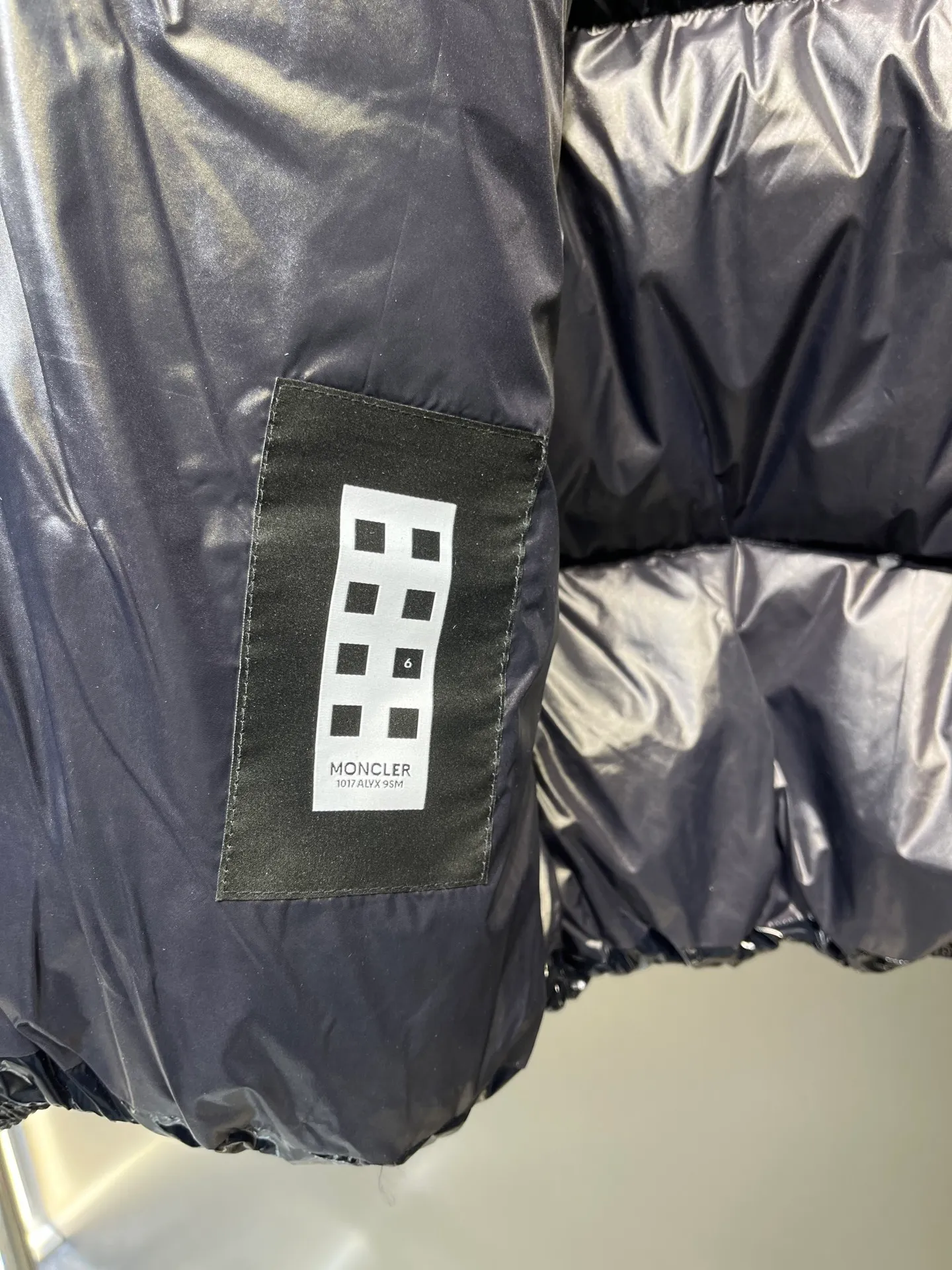 P1080 Moncler 🌟Mask glossy down jacket 1 is a model that highlights the brand's DNA. It is made of shiny lacquered nylon and embellished with iconic rectangular quilting. A classic short design that spans seasons and fashions, it has a distinctive silhouette and is filled with 90% down. It is warm, comfortable and not bulky. It is made of large squares and each square is evenly distributed, firmly locking the down and warming your figure! Color: Black Size: 1-2-3-4-5