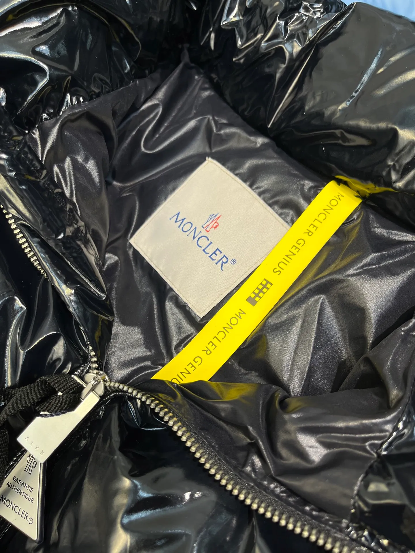 P1080 Moncler 🌟Mask glossy down jacket 1 is a model that highlights the brand's DNA. It is made of shiny lacquered nylon and embellished with iconic rectangular quilting. A classic short design that spans seasons and fashions, it has a distinctive silhouette and is filled with 90% down. It is warm, comfortable and not bulky. It is made of large squares and each square is evenly distributed, firmly locking the down and warming your figure! Color: Black Size: 1-2-3-4-5