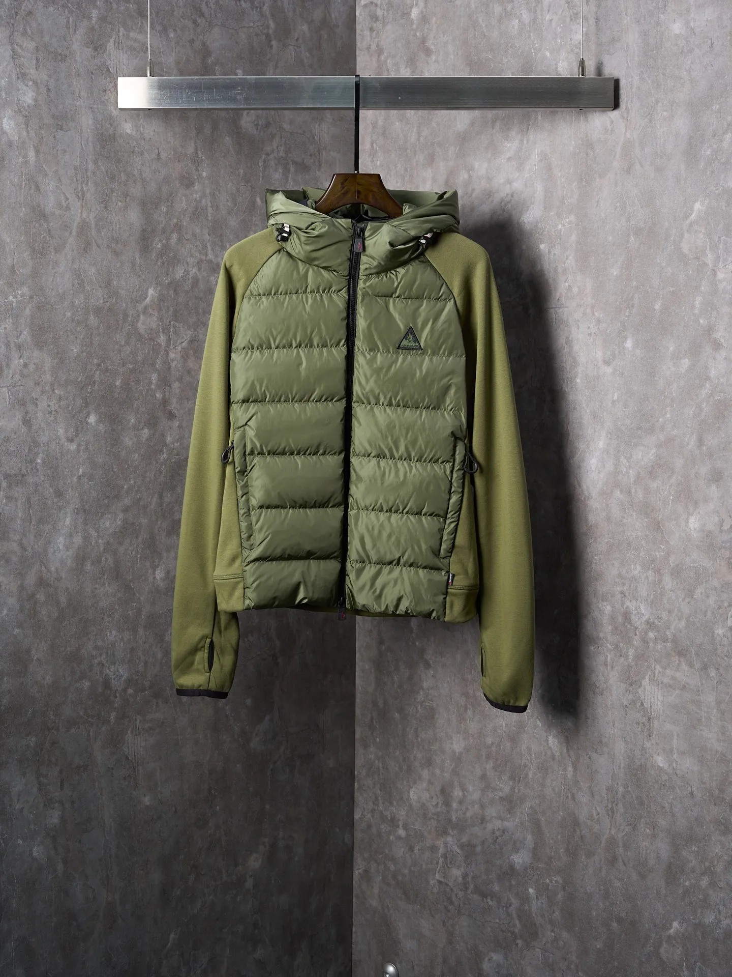P780 Actual hanging auction] Moncler/Mongolian logo woven splicing down jacket [Ready stock] S M L XL custom matte lattice air shield velvet and 300D high-density calender coating. Use the new national standard 90 white duck down (welcome to test). Full of down content, full of warmth, light and fluffy. With the dark green of the overlapping mountains as the background color, all things are accumulating. The Monlcer triangle logo is embellished on the chest. The power aesthetics of the minimalist logo. The concentrated down filling in the front panel creates dynamic insulation for the core heat dissipation zone of the human body. The hooded down is a moving warm flow barrier for the head and neck, forming a thermal energy circulation system with the front panel. The elastic woven sleeves provide freedom of movement with a sense of compression, forming a relaxed and warm philosophy. Real high-end is to let function become the footnote of style. Computer-mechanical down filling gives priority to making liner paper patterns to determine the down filling area and determine the weight of down per square meter according to the original three-dimensional effect. Thus, the filling amount of each cut piece is calculated. The computerized down filling machine uses a digital weighing unit to achieve stable measurement. 3D three-dimensional quilting technology. With the help of the programming system of the CNC quilting machine, the down in different areas is accurately separated to ensure that the filling is evenly fixed after sewing to avoid agglomeration or shifting. The computer template machine runs the line. The computer template machine's line process shows extremely high neatness and smoothness. The craftsman accurately controls the size during the operation. Ensure that every line meets the design requirements. The lines of the entire template are smooth and unified, neat and beautiful. Triple locking and five-thread dense stitching technology. Main seam locking + diagonal reinforcement + raw edge wrapping. Triple structure forms a three-dimensional protective net at the edge of the fabric to avoid stitch breakage.