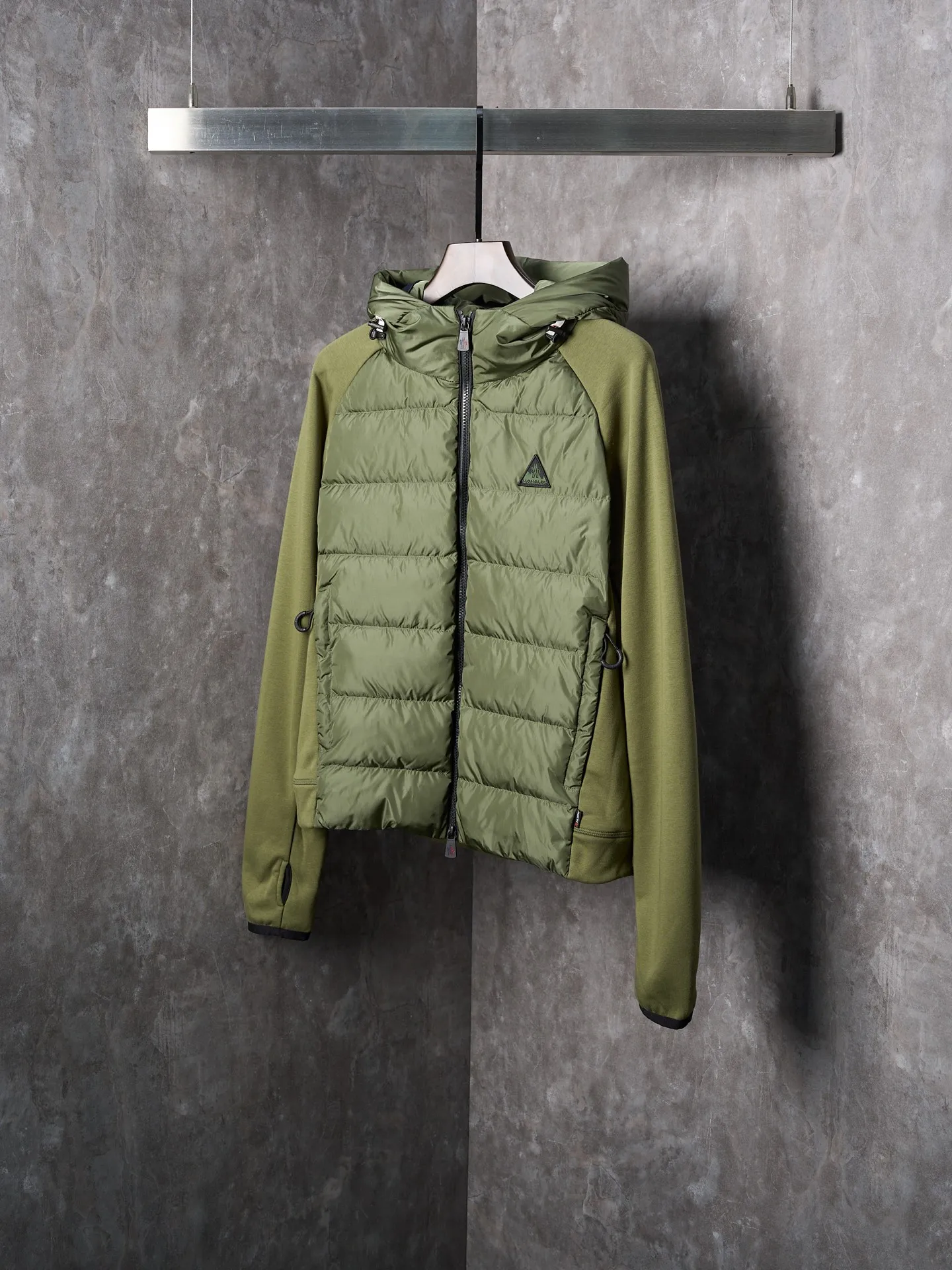 P780 Actual hanging auction] Moncler/Mongolian logo woven splicing down jacket [Ready stock] S M L XL custom matte lattice air shield velvet and 300D high-density calender coating. Use the new national standard 90 white duck down (welcome to test). Full of down content, full of warmth, light and fluffy. With the dark green of the overlapping mountains as the background color, all things are accumulating. The Monlcer triangle logo is embellished on the chest. The power aesthetics of the minimalist logo. The concentrated down filling in the front panel creates dynamic insulation for the core heat dissipation zone of the human body. The hooded down is a moving warm flow barrier for the head and neck, forming a thermal energy circulation system with the front panel. The elastic woven sleeves provide freedom of movement with a sense of compression, forming a relaxed and warm philosophy. Real high-end is to let function become the footnote of style. Computer-mechanical down filling gives priority to making liner paper patterns to determine the down filling area and determine the weight of down per square meter according to the original three-dimensional effect. Thus, the filling amount of each cut piece is calculated. The computerized down filling machine uses a digital weighing unit to achieve stable measurement. 3D three-dimensional quilting technology. With the help of the programming system of the CNC quilting machine, the down in different areas is accurately separated to ensure that the filling is evenly fixed after sewing to avoid agglomeration or shifting. The computer template machine runs the line. The computer template machine's line process shows extremely high neatness and smoothness. The craftsman accurately controls the size during the operation. Ensure that every line meets the design requirements. The lines of the entire template are smooth and unified, neat and beautiful. Triple locking and five-thread dense stitching technology. Main seam locking + diagonal reinforcement + raw edge wrapping. Triple structure forms a three-dimensional protective net at the edge of the fabric to avoid stitch breakage.