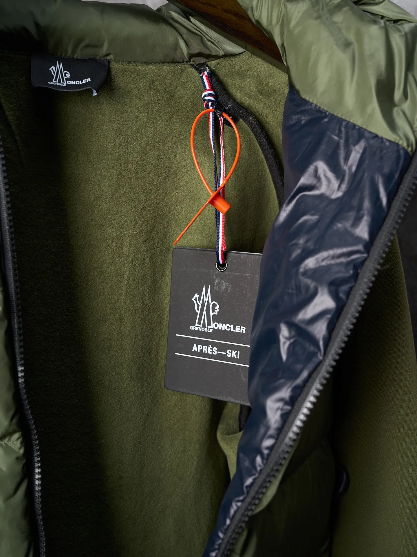 P780 Actual hanging auction] Moncler/Mongolian logo woven splicing down jacket [Ready stock] S M L XL custom matte lattice air shield velvet and 300D high-density calender coating. Use the new national standard 90 white duck down (welcome to test). Full of down content, full of warmth, light and fluffy. With the dark green of the overlapping mountains as the background color, all things are accumulating. The Monlcer triangle logo is embellished on the chest. The power aesthetics of the minimalist logo. The concentrated down filling in the front panel creates dynamic insulation for the core heat dissipation zone of the human body. The hooded down is a moving warm flow barrier for the head and neck, forming a thermal energy circulation system with the front panel. The elastic woven sleeves provide freedom of movement with a sense of compression, forming a relaxed and warm philosophy. Real high-end is to let function become the footnote of style. Computer-mechanical down filling gives priority to making liner paper patterns to determine the down filling area and determine the weight of down per square meter according to the original three-dimensional effect. Thus, the filling amount of each cut piece is calculated. The computerized down filling machine uses a digital weighing unit to achieve stable measurement. 3D three-dimensional quilting technology. With the help of the programming system of the CNC quilting machine, the down in different areas is accurately separated to ensure that the filling is evenly fixed after sewing to avoid agglomeration or shifting. The computer template machine runs the line. The computer template machine's line process shows extremely high neatness and smoothness. The craftsman accurately controls the size during the operation. Ensure that every line meets the design requirements. The lines of the entire template are smooth and unified, neat and beautiful. Triple locking and five-thread dense stitching technology. Main seam locking + diagonal reinforcement + raw edge wrapping. Triple structure forms a three-dimensional protective net at the edge of the fabric to avoid stitch breakage.