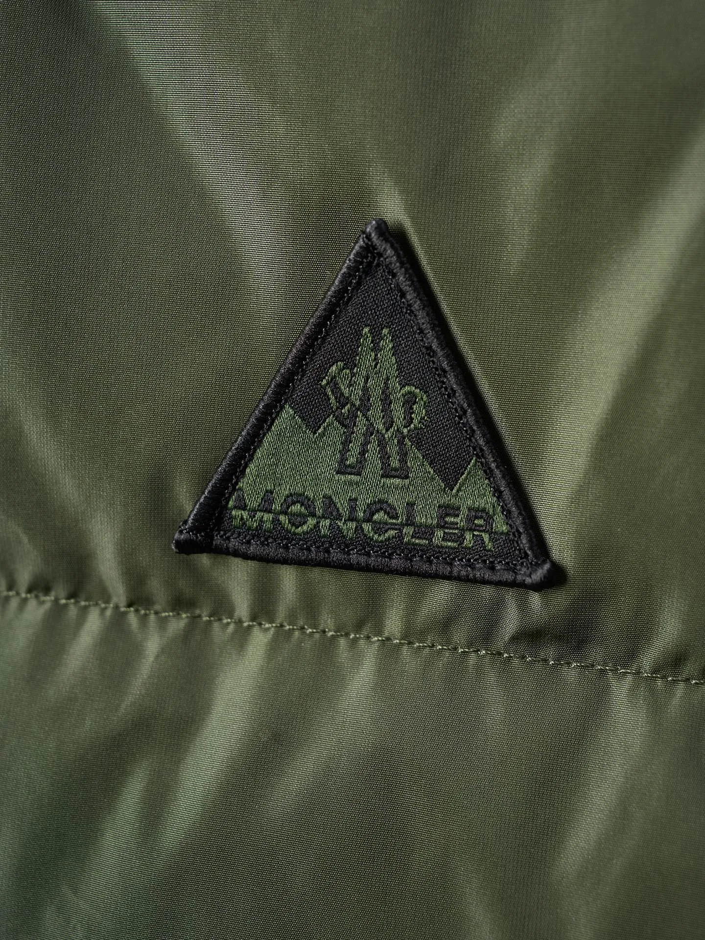 P780 Actual hanging auction] Moncler/Mongolian logo woven splicing down jacket [Ready stock] S M L XL custom matte lattice air shield velvet and 300D high-density calender coating. Use the new national standard 90 white duck down (welcome to test). Full of down content, full of warmth, light and fluffy. With the dark green of the overlapping mountains as the background color, all things are accumulating. The Monlcer triangle logo is embellished on the chest. The power aesthetics of the minimalist logo. The concentrated down filling in the front panel creates dynamic insulation for the core heat dissipation zone of the human body. The hooded down is a moving warm flow barrier for the head and neck, forming a thermal energy circulation system with the front panel. The elastic woven sleeves provide freedom of movement with a sense of compression, forming a relaxed and warm philosophy. Real high-end is to let function become the footnote of style. Computer-mechanical down filling gives priority to making liner paper patterns to determine the down filling area and determine the weight of down per square meter according to the original three-dimensional effect. Thus, the filling amount of each cut piece is calculated. The computerized down filling machine uses a digital weighing unit to achieve stable measurement. 3D three-dimensional quilting technology. With the help of the programming system of the CNC quilting machine, the down in different areas is accurately separated to ensure that the filling is evenly fixed after sewing to avoid agglomeration or shifting. The computer template machine runs the line. The computer template machine's line process shows extremely high neatness and smoothness. The craftsman accurately controls the size during the operation. Ensure that every line meets the design requirements. The lines of the entire template are smooth and unified, neat and beautiful. Triple locking and five-thread dense stitching technology. Main seam locking + diagonal reinforcement + raw edge wrapping. Triple structure forms a three-dimensional protective net at the edge of the fabric to avoid stitch breakage.