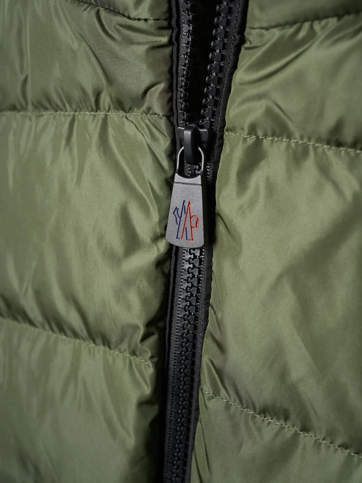 P780 Actual hanging auction] Moncler/Mongolian logo woven splicing down jacket [Ready stock] S M L XL custom matte lattice air shield velvet and 300D high-density calender coating. Use the new national standard 90 white duck down (welcome to test). Full of down content, full of warmth, light and fluffy. With the dark green of the overlapping mountains as the background color, all things are accumulating. The Monlcer triangle logo is embellished on the chest. The power aesthetics of the minimalist logo. The concentrated down filling in the front panel creates dynamic insulation for the core heat dissipation zone of the human body. The hooded down is a moving warm flow barrier for the head and neck, forming a thermal energy circulation system with the front panel. The elastic woven sleeves provide freedom of movement with a sense of compression, forming a relaxed and warm philosophy. Real high-end is to let function become the footnote of style. Computer-mechanical down filling gives priority to making liner paper patterns to determine the down filling area and determine the weight of down per square meter according to the original three-dimensional effect. Thus, the filling amount of each cut piece is calculated. The computerized down filling machine uses a digital weighing unit to achieve stable measurement. 3D three-dimensional quilting technology. With the help of the programming system of the CNC quilting machine, the down in different areas is accurately separated to ensure that the filling is evenly fixed after sewing to avoid agglomeration or shifting. The computer template machine runs the line. The computer template machine's line process shows extremely high neatness and smoothness. The craftsman accurately controls the size during the operation. Ensure that every line meets the design requirements. The lines of the entire template are smooth and unified, neat and beautiful. Triple locking and five-thread dense stitching technology. Main seam locking + diagonal reinforcement + raw edge wrapping. Triple structure forms a three-dimensional protective net at the edge of the fabric to avoid stitch breakage.